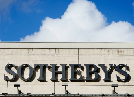 De Amerikaanse investeerder Daniel Loeb, oprichter en topman van het activistische hedgefonds Third Point, treedt toe tot de raad van bestuur van Sotheby's. Datzelfde geldt voor twee andere kandidaten die hij had voorgedragen. Dat maakte het veilinghuis maandag bekend. Loeb probeert al sinds oktober meer invloed te krijgen op het reilen en zeilen van Sotheby's, dat volgens hem onder de maat presteert vergeleken met zijn grote concurrent Christie's. Hij riep onder meer op tot het vertrek van topbestuurder Bill Ruprecht. Third Point is met een belang van ruim 9,5 procent de grootste aandeelhouder van het veilinghuis. In ruil voor zijn benoeming tot bestuurder laat Loeb een aantal andere eisen vallen. Zo staakt hij een rechtszaak die hij had aangespannen in verband met een beschermingsconstructie die Sotheby's had opgetuigd. Ook is afgesproken dat zijn belang niet verder mag oplopen dan 15 procent.