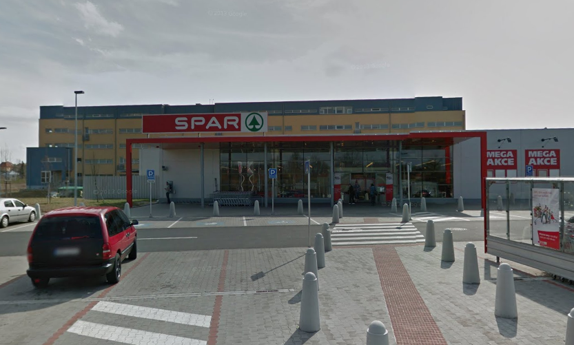Tsjechische mededingingsautoriteiten mogen beslissen of Ahold groen licht krijgt voor de voorgenomen overname van alle activiteiten van supermarktconcern Spar in Tsjechië. Dat maakte de Europese Commissie woensdag bekend. De overname heeft waarschijnlijk alleen gevolgen voor de Tsjechische markt, waardoor de nationale toezichthouder beter in staat is de gevolgen in te schatten dan Brussel. De gevolgen voor de concurrentie op de lokale markt kunnen volgens de commissie wel aanzienlijk zijn. Ahold kondigde in maart aan 50 winkels van Spar in Tsjechië over te nemen, voor ongerekend 191 miljoen euro. Het Nederlandse bedrijf exploiteert momenteel 284 winkels in Tsjechië onder de merknaam Albert, die goed zijn voor een jaaromzet van circa 1,45 miljard euro. Door de nieuwe overname wordt dit aantal uitgebreid tot 330 en wordt Albert het grootste supermarktmerk in het land.
