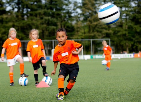 NOC*NSF slaat alarm over de plannen om de btw op sport te verhogen. Als die omhooggaat van van 6 naar 21 procent, kost dat de branche 400 miljoen euro per jaar, stelt de sportkoepel. Mensen haken af door de hogere kosten en gaan minder bewegen, stelt NOC*NSF tegenover de NOS. Sportende Nederlanders zouden jaarlijks gemiddeld 45 euro meer moeten gaan betalen omdat verenigingen de extra kosten doorberekenen, aldus de sportkoepel, die het woord desastreus in de mond neemt. NOC*NSF stelt dat sport niet voor niets onder het lage btw-tarief valt. Laag btw-tarief schrappen Het kabinet zou van plan zijn om honderden diensten en producten die nu nog onder het lage tarief vallen, gelijk te trekken met het standaardtarief van 21 procent. De verhoging van het btw-tarief moet het kabinet 4 tot 5 miljard euro opleveren. Dat bedrag kan worden ingezet om de lasten op arbeid te verlagen. Het kabinet vindt dat één van de belangrijkste doelstellingen van de herziening van het belastingstelsel. Dit moet zorgen voor meer banen. Dolksteek ondernemers Vorige week reageerden vrijwel alle brancheorganisaties van sectoren die getroffen worden door de voorgenomen btw-verhoging, afwijzend. Zij voorspellen ernstige gevolgen voor omzet en werkgelegenheid als de kabinetsplannen voor afschaffing van het lage btw-tarief op de meeste producten worden aangenomen. De voorzitter van MKB-Nederland was verbijsterd door het kabinetsplan. Hij noemde een eventuele verhoging van het btw-tarief “een dolksteek in de rug” voor ondernemers. Lees ook 12 bizarre voorbeelden van de btw-waanzin in Nederland