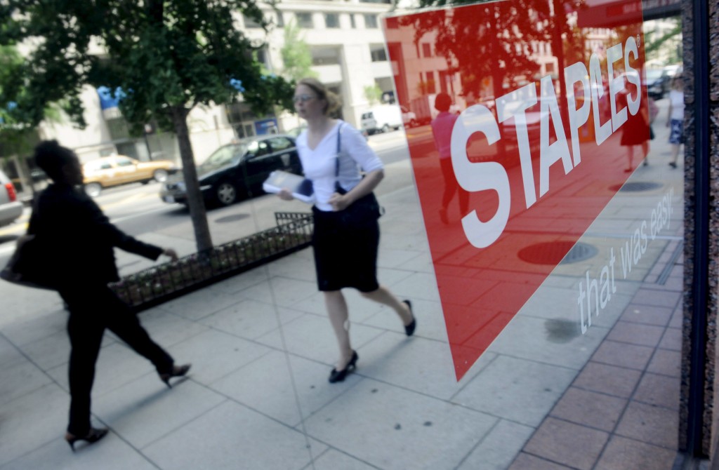 De leverancier van kantoorartikelen Staples werd dinsdag afgestraft op de Amerikaanse beurs. De Amerikaanse aandelenbeurzen zijn dinsdag met lichte minnen geopend. Beleggers verwerken het laatste restje van de kwartaalcijfers en kijken uit naar macro-economische cijfers, die later in de week op het programma staan. De Dow Jones-index noteerde enige minuten na opening van de beurs 0,2 procent lager op 16.484 op punten. De brede S&P 500 daalde ook met 0,2 procent tot 1882 punten en technologiebeurs Nasdaq gaf eveneens 0,2 procent prijs tot 4116 punten.