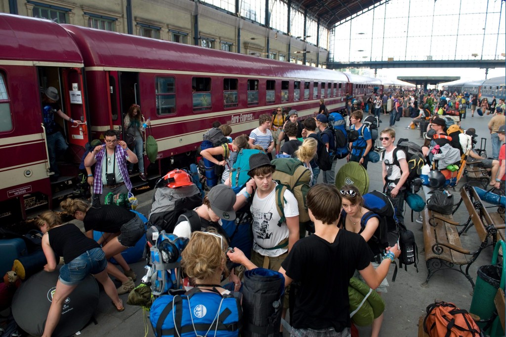 Je dacht dat Europa een unie is? Probeer dan maar eens een internationale treinreis te boeken. De eenwording heeft helaas niet geleid tot een reisplanner die heel Europa beslaat. Een paar slimme bedrijven proberen dat toch voor elkaar te krijgen – en ze zijn al een heel eind op weg. Veel mensen vinden reizen per trein fijner dan vliegen of in de auto zitten. Ze vinden het meer ontspannen en op een bepaalde manier avontuurlijker. Maar hoe prachtig de treinreis van Nederland naar de Peloponnesos ook is, en hoe chique een internationale nachttrein ook kan voelen – het plannen van zo'n reis is helemaal niet ontspannen. Ondanks het Europese project en de moderne infrastructuur in de lidstaten blijkt zoiets nog flink ingewikkeld. NS highspeed stuk Probeer het maar eens via NS Hispeed. Die site is 'stuk': de reisplanner werkt wel, maar prijzen vergelijken gaat niet, laat staan de reis boeken. Groningen-Zürich lukt nog wel, maar Eindhoven-Barcelona gaat niet. Niet dat er geen treinen rijden tussen Brabant en Catalonië, maar dat traject zit domweg niet in het systeem. Het enige dat de NS biedt aan mensen die er met de site niet uitkomen, is een 0900-nummer. De internationale reisplanner van de Deutsche Bahn is een stuk beter, maar ook daar staat bij veel reizen 'geen prijsinformatie mogelijk'. Een eerste stap richting Europese integratie op het spoor is de website The Man in Seat 61. Mark Smith startte de onder treinliefhebbers populaire site al in 2001 om frustraties bij het boeken van internationale treinreizen te verlichten. Inmiddels biedt hij allerhande informatie over kortingen en goede routes tussen de belangrijkste Europese steden, het verkrijgen van visums en de accommodaties in treinen. In Nederland is Treinreiswinkel populair. Het reisbureau met vestigingen in Leiden en Amsterdam neemt de treinreiziger veel zoekwerk uit handen. De medewerkers kunnen simpele treinreizen boeken, maar ook complete treinvakanties uitdokteren. Zelf treinreis samenstellen en boeken Maar zélf een reis plannen en boeken wordt ook steeds makkelijker. Er zijn verschillende startups bijgekomen de laatste jaren die menen dat het plannen van treinreizen beter kan in Europa. Bedrijven als Wanderio en Waymate werken hard om een Europese treinreis boeken net zo gemakkelijk te maken als het boeken van een vliegticket. De Duitse startup GoEuro voegde begin april de BeNeLux toe aan zijn online internationale reisplanner, zodat gebruikers internationale reizen vanaf Nederlandse stations kunnen vinden en boeken. Zo ver is het Britse Loco2 bijna. Het bedrijf is in 2006 ontstaan 'vanuit een frustratie met de status quo', aldus de website. Het is inmiddels mogelijk om treinkaartjes te kopen in het Verenigd Koninkrijk, Frankrijk, Duitsland en, sinds februari, Spanje. Mede-oprichter Jimmy Andrews verwacht België en Nederland binnen een paar maanden toe te voegen aan het pakket: “We zijn op dit moment de contractbesprekingen en aan het afronden. Het is lastig om precies te zeggen wanneer we echt van start kunnen gaan in Nederland, maar we hopen op augustus.” Als de contracten eenmaal getekend zijn, moet Loco2 eerst nog aan de slag met de technische koppeling. Dat is namelijk wat de Europese integratie zo moeilijk maakt: toegang tot de data. Een treinen-startup moet bij de boekingsystemen kunnen van de spoormaatschappijen én bij de gegevens over de actuele dienstregeling. Die systemen zijn redelijk gescheiden. Hoe heeft Loco2 de grote nationale spoorbedrijven zo ver gekregen dat ze Loco2 toegang gaven? “Een paar jaar geleden aarzelden ze wel. We haalden eerst het Verenigd Koninkrijk binnen, toen de Franse SNCF en daarna DBahn. Toen ze zagen dat we zorgden voor redelijk wat sales, kwam er meer bereidheid om mee te doen.” Andrews denk dat de Belgische en Nederlandse spoorbedrijven graag mee willen doen, omdat ze zich niet op hun kop willen laten zitten door hun grote buitenlandse concurrenten. Probleemloos reizen boeken Wanneer zullen we echt zonder problemen reizen kunnen boeken door heel Europa? “De komende maanden zul je zien dat de zoekmogelijkheid veel beter wordt. Je zult kunnen boeken van overal naar overal. Er zullen altijd gaten blijven hoor, met name in Oost-Europa, en Portugal. Er is maar weinig vraag naar bestemmingen in Roemenië of Bulgarije, maar hun systemen zijn er ook nog niet klaar voor. Die kunnen we niet makkelijk in ons systeem integreren. Echt pan-Europees blijft daardoor moeilijk.” Lees ook 'Prijzen vliegtickets verschillen wel tot 35 procent per boekingssite'