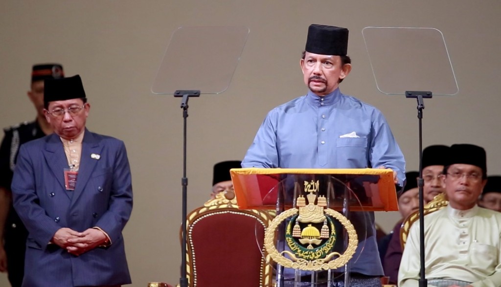 De Amerikaanse filmstad Beverly Hills wil dat het Aziatische oliestaatje Brunei afstand doet van zijn bezittingen in de gemeente, zoals het luxe Beverly Hills Hotel. De gemeenteraad nam dinsdagavond (plaatselijke tijd) unaniem een resolutie van die strekking aan, nadat Brunei begin deze maand de islamitische wetgeving sharia had ingevoerd Beroemdheden als Ellen DeGeneres, Jay Leno en Richard Branson hadden Brunei eerder al opgeroepen om afstand te doen van het hotel en de bijbehorende bungalows, een favoriete plek voor de Hollywood-elite. Daarbij speelt niet alleen de invoering van de sharia, maar ook de homofobe houding van de sultan een rol. De sultan bezit sinds kort de Dorchester-hotelketen, waartoe het luxueuze Beverly Hills-hotel behoort. In de gemeentelijke resolutie wordt de sharia veroordeeld. Sultan Haji Hassanal Bolkiah Mu'izzaddin Waddaulah van het olierijke landje op het eiland Borneo maakte op 30 april bekend de invoering van de sharia door te zetten. De wetgeving wordt in drie fases ingevoerd en maakt lijfstraffen als steniging, het afhakken van handen en zweepslagen mogelijk. Omdat de meeste onderdelen van de sharia ook voor niet-moslims zullen gelden, zijn buitenlandse werknemers in Brunei, zoals Chinezen en Filipijnen, zeer bezorgd.