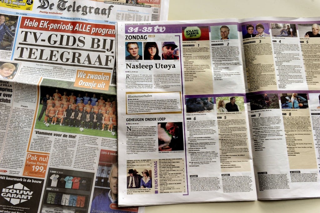 De publieke omroepen en commerciële zenders kunnen De Telegraaf op basis van de auteurswet niet verbieden om programmagegevens te publiceren. Dat oordeelde het gerechtshof in Amsterdam dinsdag in een tussenvonnis. De Telegraaf wil informatie over radio- en tv-programma's langer dan een dag vooraf publiceren, bijvoorbeeld in een eigen tv-gids. De omroepen proberen dat sinds 2012 te verhinderen. Eerder oordeelde de rechtbank dat de programma-informatie auteursrechtelijk is beschermd en dus niet zonder toestemming door derden mag worden verspreid. In juni 2012 startte het dagblad met een bijlage met programmagegevens voor de komende week bij zijn zaterdageditie. Via een kort geding wisten de publieke omroepen en commerciële zenders daar na twee weken een stokje voor te steken. Geen creatief werk In hoger beroep meent het hof nu dat de publicatie van die informatie niet wordt gehinderd door de auteurswet, onder meer omdat een programmaoverzicht alleen feitelijke gegevens weergeeft en geen creatief werk. De partijen krijgen tot 15 juli de tijd om zich over de andere punten in het geschil uit te laten. Daarna volgt een definitief vonnis van het hof.