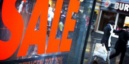 Het hele jaar door uitverkoop. Winkeliers klaagden tijdens het recessiejaar 2013 steen en been. Maar ondanks het vrije prijsbeleid zijn juni en juli wel degelijk de maanden waarin vooral kledingkopers hun slag kunnen slaan. Al sinds 1984 kent Nederland geen wettelijke regels meer voor de halfjaarlijkse uitverkoop. Maar afentoe gaan er, vooral onder winkeliers nog stemmen op om weer vaste maanden aan te wijzen voor de seizoensopruiming in winkelstraten. Zo voerden kleine modewinkels afgelopen jaar actie voor de herinvoering van vaste uitkoopperioden. Maar de meeste consumenten willen daar liever niet aan, bleek uit een peiling van het economisch bureau van ABN Amro. Uit het onderzoek bleek ook dat iets meer dan de helft van de winkelende klanten bepaalde kledingaankopen bewust uitstelt tot het traditionele uitverkoopseizoen. Vraag is of dat zoveel zin heeft, als er door het hele jaar heen prijsacties zijn.