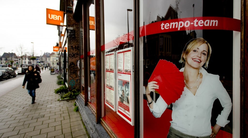 De werkgelegenheid voor uitzendkrachten is afgelopen tijd verder gegroeid. Dat blijkt uit cijfers die de brancheorganisatie voor de uitzendsector ABU dinsdag heeft gepubliceerd. Het aantal door uitzendkrachten gewerkte uren lag tussen 24 maart en 20 april (week 13 tot en met 16) 4 procent hoger dan een jaar eerder. Daarbij nam de werkgelegenheid voor flexibel personeel in de administratieve sectoren en de industrie met 4 procent toe. In de technische sectoren stegen de uitzenduren met 8 procent. Uitzendbureaus zagen hun omzet daarbij gemiddeld met 4 procent groeien.