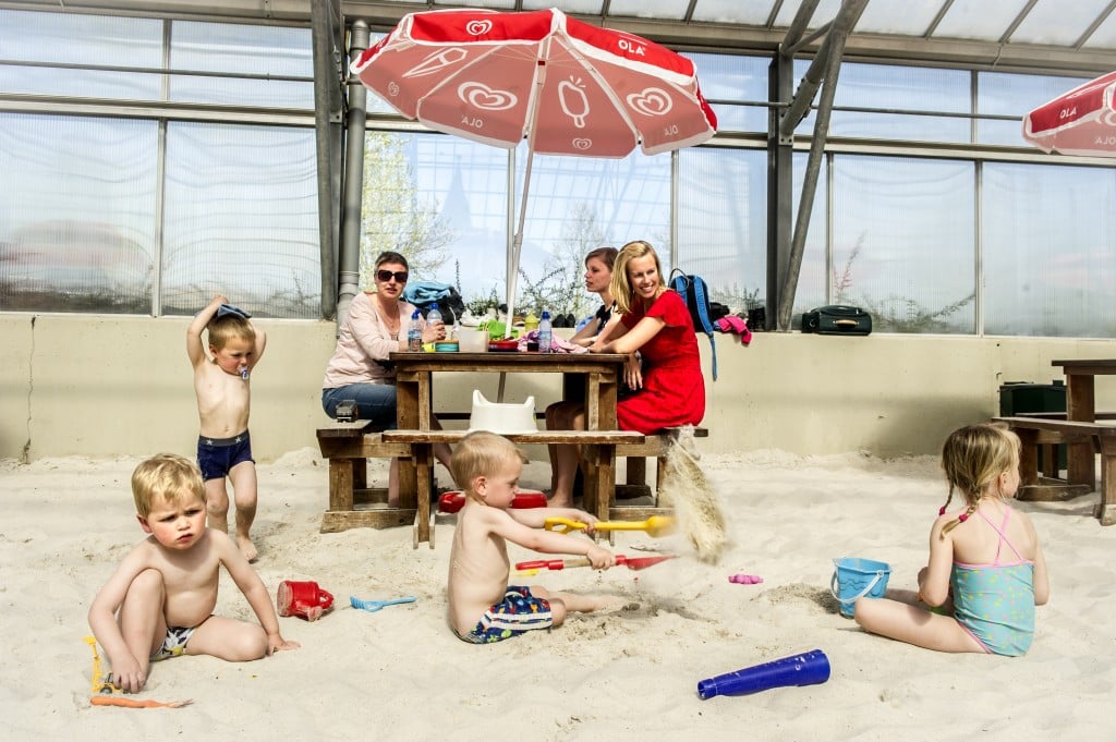 De loonstrookjes van mei brengen bij de meeste werknemers als extraatje het vakantiegeld. Meer mensen zijn dit jaar van plan hun vakantiegeld ook daadwerkelijk uit te geven. Maar wat zijn de de mogelijkheiden als je een deel wilt sparen of beleggen? Pakweg twee op de vijf werknemers wil het vakantiegeld dit jaar ook echt aan vakantie besteden, zo bleek afgelopen week uit een peiling van het economisch bureau van ING. Dat is duidelijk meer dan een jaar geleden, toen iets meer dan eenderde van de ondervraagden vakantiegeld wilde spenderen. Vakantiegeld kun je uiteraard ook aan andere dingen besteden, of gebruiken om te sparen of te beleggen. Nog altijd wil ruim eenderde van de respondenten vakantiegeld gebruiken om te sparen of te beleggen, aldus de peiling van ING.