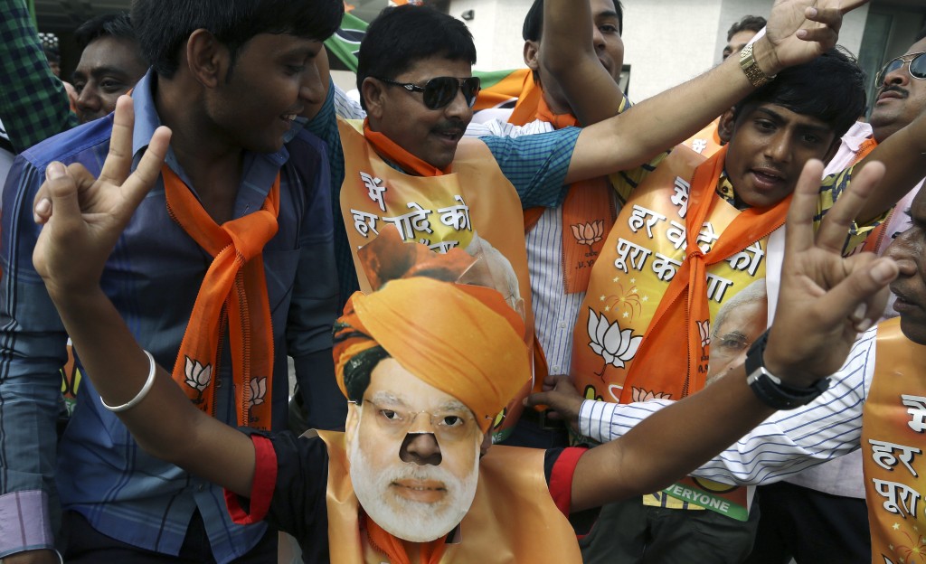 De grootste oppositiepartij van India, BJP, staat op voorsprong in de parlementsverkiezingen. De niet onomstreden Hindoe-nationalist Narendra Modi wordt waarschijnlijk de nieuwe premier. De nationalistische hindoepartij staat in 142 van de 268 kiesregio's op voorsprong, blijkt na het tellen van de eerste stemmen vrijdagochtend. Regeringspartij Congres gaat aan kop in 33 kiesregio's . ,,Het ziet er somber uit'', zei parlementslid Abhishek Manu Singhvi van de Congrespartij. De verwachting is dat BJP de grootste partij wordt. Leider Narendra Modi wordt dan de nieuwe premier en opvolger van Manmohan Singh die sinds 2004 aan de macht is. Meer dan 800 miljoen mensen in India konden hun stem uitbrengen. Er was keuze uit bijna 8000 kandidaten. De stembusgang duurde 5 weken. Narendra Modi (64) is op dit moment de premier van de staat Gujarat. Hij staat bekend als een hervormer, maar ook als een Hindoenationalist. Modi zou veel te zwak hebben ingegrepen bij rellen in de staat waarbij honderden moslims het leven lieten.