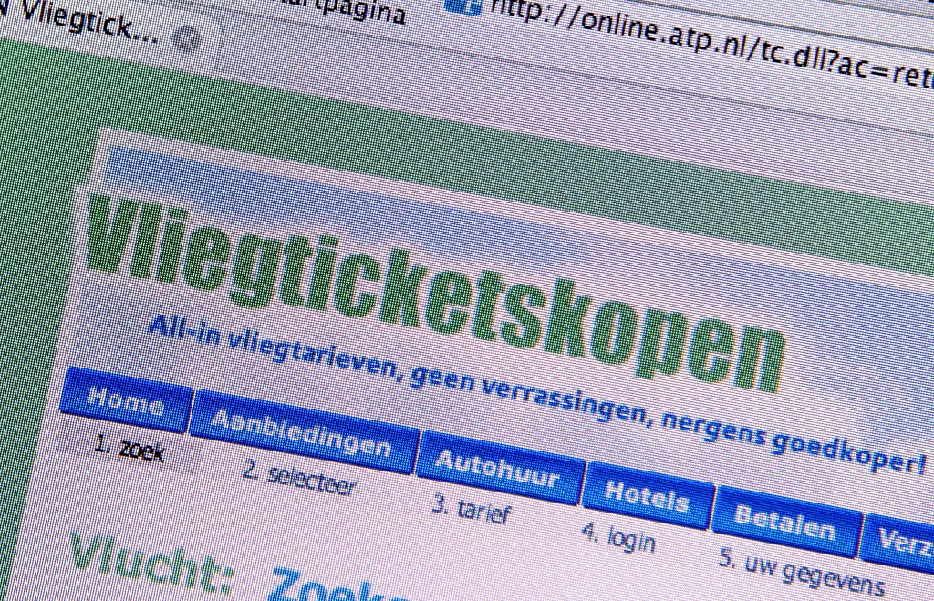 De Nederlandse inflatie lag in april weer duidelijk hoger dan in maart. Dat blijkt uit donderdag gepubliceerde cijfers van het Centraal Bureau voor de Statistiek (CBS). De gemiddelde prijsstijging lag in april op 1,2 procent, vergeleken met een jaar eerder. Het inflatiecijfer van april is beduidend hoger dan dat van maart, toen de inflatie op 0,8 procent lag. In februari bedroeg de gemiddelde prijsstijging nog 1,1 procent en in januari 1,4 procent. [google-drive number='1'] Hogere brandstofprijzen, Pasen in april Als belangrijkste redenen voor de hogere inflatie noemt het CBS de stijging van brandstofprijzen, vliegtickets en vakantieaccomodaties. Brandstofprijzen stegen in april, ten opzichte van een maand eerder, met 1,8 procent. Benzine was gemiddeld 2,3 procent duurder en diesel een half procent, zo blijkt uit de gegevens van het CBS. Wat betreft de vakantiekosten speelde volgens het CBS mee dat Pasen dit jaar volledig in april viel en afgelopen jaar niet. De seizoensgebonden hogere prijzen van vliegtickets en vakantieaccomodaties vielen daardoor afgelopen april relatief hoog uit. Lees ook Inflatie in maart erg laag: fijn voor spaarder, pijnlijk voor hoge hypotheekschuld