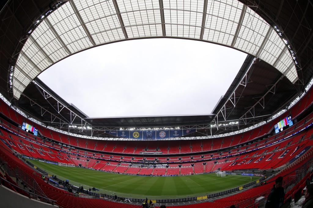 Het stadion dat in de stad Brasilia wordt gebouwd voor het Wereldkampioenschap voetbal 2014, gaat meer dan 650 miljoen euro kosten. Daarmee wordt dit het op één na duurste stadion ter wereld. De twaalf stadions die Brazilië bouwt voor het Wereldkampioenschap voetbal deze zomer, een project dat naar verwachting bijna 12 miljard Amerikaanse dollar gaat kosten, zijn inmiddels vier keer zo duur als oorspronkelijk gepland. Absolute uitschieter is het Mane Garrincha stadion in Brasilia. Daaraan hangt inmiddels een prijskaartje van omgerekend ruim 650 miljoen euro. Met deze prijs wordt de Braziliaanse voetbalstadion het op één na duurste ter wereld, afgaande op een recente inventarisatie van duurste stadions van de site Footballsmoney.com.