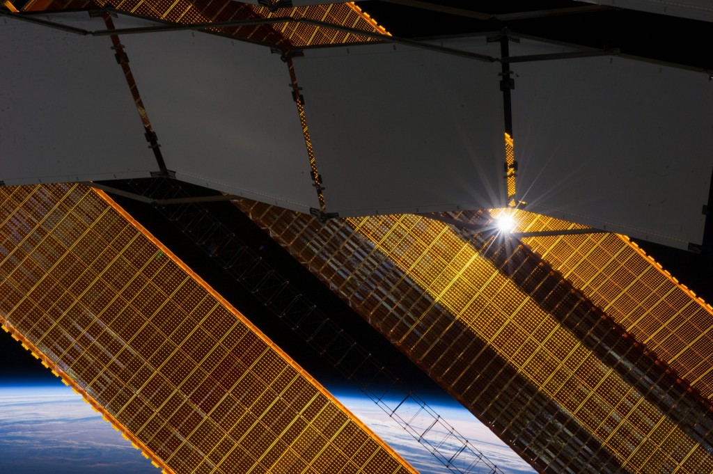 De Japanse ruimtevaartorganisatie JAXA wil zonne-energie gaan opwekken met behulp van zonnepanelen in de ruimte. Dat schrijft de website Venturebeat maandag. Het idee is dat er een aantal enorme zonnepanelen in een baan rond de aarde gaan draaien. Deze vangen zonlicht op en zenden de energie met behulp van microgolven naar ontvangststations op de aarde. Het voordeel van zonnepanelen in de ruimte, is dat de intensiteit van het zonlicht veel hoger is buiten de atmosfeer. Jaxa denkt dat het systeem operationeel kan zijn rond 2030 op voorwaarde dat de testen in 2020 beginnen. Het is niet voor niets dat een dergelijk plan uit Japan komt. Het land heeft nauwelijks grondstoffen en is voor de energievoorziening voor een groot deel afhankelijk van het buitenland. Kernenergie staat er in een kwaad daglicht na de ramp bij de kerncentrale van Fukushima in maart 2011. Lees ook Groen miljardenproject met zonnespiegels heeft probleem: verschroeide vogeltjes