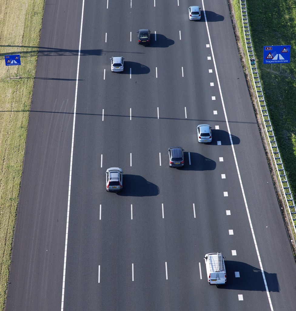 Het verkeer op de A2 tussen Den Bosch en Utrecht ondervindt dinsdagochtend ernstige hinder door een ongeluk ter hoogte van Beesd. Bij het knooppunt Deil zijn drie rijstroken afgesloten, melden de verkeersdiensten van ANWB en VID. Bij het ongeluk zijn 6 personenauto's en een vrachtwagen betrokken. Er staat inmiddels 14 kilometer file en automobilisten moeten rekening houden met zeker anderhalf uur vertraging, meldt VID. Door de omvang van het ongeval zullen de bergingswerkzaamheden naar verwachting lange tijd in beslag nemen door. De ANWB denkt dat de weg pas rond 10 uur weer vrij zal zijn. Het verkeer vanuit het zuiden richting Utrecht kan het beste omrijden via de A59 en A27.