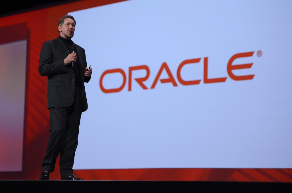 De Amerikaanse producent van bedrijfssoftware Oracle neemt branchegenoot Micros Systems voor 68 dollar per aandeel over. Dat werd maandag bekendgemaakt. Ingewijden meldden eerder deze maand al dat de overname er aan zat te komen. De transactie waardeert de leverancier van IT-diensten aan de horeca en de detailhandelssector op 4,6 miljard dollar. Dat is vrijwel gelijk aan de 5 miljard dollar die in het geruchtencircuit circuleerde. De top van Micros Systems heeft unaniem ingestemd met de overname, die naar verwachting in de tweede helft van dit jaar wordt afgerond. Oracle deed de afgelopen 10 jaar bijna 100 overnames om te groeien. Vorige week bleek dat het positieve effect van die aankopen echter vrijwel is vervlogen. De omzetgroei bij Oracle is in de afgelopen 11 kwartalen op rij lager geweest dan 5 procent.
