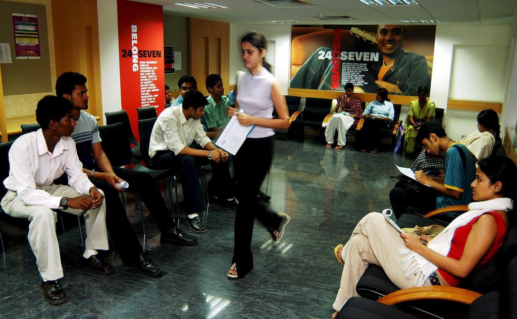 Kost het verplaatsen van werk naar China, India of Polen banen? Nee, is het verrassende antwoord van econoom Ebel Berghuis die donderdag op dit onderwerp promoveert aan de Vrije Universiteit. Het uitbesteden van werk over de grens leidt netto niet tot minder banen, concludeert Berghuis in zijn proefschrift. Weliswaar zullen als een bedrijf besluit een deel van de productie over te hevelen sommige werknemers hun baan kwijtraken, er komen ook weer banen bij. Berghuis onderzocht de consequenties van 'internationale productiefragmentatie', oftewel het verplaatsen van de productie naar andere landen bij een tiental industriële bedrijven. Waarom niet minder banen? Het uitbesteden van werk naar het buitenland gebeurt volgens Berghuis vooral als er behoefte is aan productievergroting, niet alleen maar vanwege kostenbesparingen. Er ontstaan nieuwe kansen, de omzet neemt toe. Het gevolg is dat er in Nederland banen bij komen in het management om het hele proces in goede banen sturen, op de sales- en marketingafdelingen en bij onderzoek en ontwikkeling. Dat laatste betekent wel dat mbo'ers en laaggeschoolden het door het uitbesteden van werk moeilijker krijgen, want het zijn hun functies die verdwijnen. Er voor in de plaats komen banen voor hoog opgeleiden. Berghuis merkt op dat juist door het uitbesteden van werk, er in Nederland meer behoefte is aan veelzijdige hoogopgeleide werknemers. In de industrie gaat het dan om mensen met een technische opleiding die ook beschikken over bijvoorbeeld kennis over internationale handel. Lees ook Offshoring: Oost- en West-Europa in trek bij verplaatsing productie buiten Nederland Philips: loonkosten Shanghai net zo hoog als in Drachten