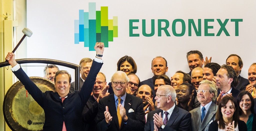 Het aandeel van beursuitbater Euronext beleefde vrijdag een teleurstellend handelsdebuut. Terwijl de introductieprijs 20 euro bedroeg, werd het aandeel vanaf de openingsbel van de hand gedaan. Euronext, dat noteert onder het symbool ENX, noteerde in Parijs om circa 10.10 uur 0,7 procent lager op 19,86 euro. Alle meer dan 42,2 miljoen aandelen die beschikbaar waren voor de beursgang zijn verkocht. Het gaat om 60,36 procent van het totale aantal aandelen Euronext. Meer dan 40,85 miljoen aandelen gingen naar institutionele beleggers, goed voor een opbrengst van 817 miljoen euro. Voor particuliere beleggers was 3,3 procent van de geboden aandelen beschikbaar, goed voor 27,9 miljoen euro. Groep Een groep die als referentie-aandeelhouders wordt aangeduid kocht op 13 juni 33,36 procent van de aandelen met een korting van 4 procent. Zij betaalden 19,20 euro per aandeel. Tot slot kochten medewerkers van Euronext in totaal ruim 188.000 stukken tegen een prijs van 16 euro. De begeleidende banken hebben een 'over-allotment optie' gekregen voor nog eens meer dan 4,2 miljoen aandelen. Mocht die optie verzilverd worden, dan is 66,37 procent van het totale aandelenkapitaal van Euronext in omloop.