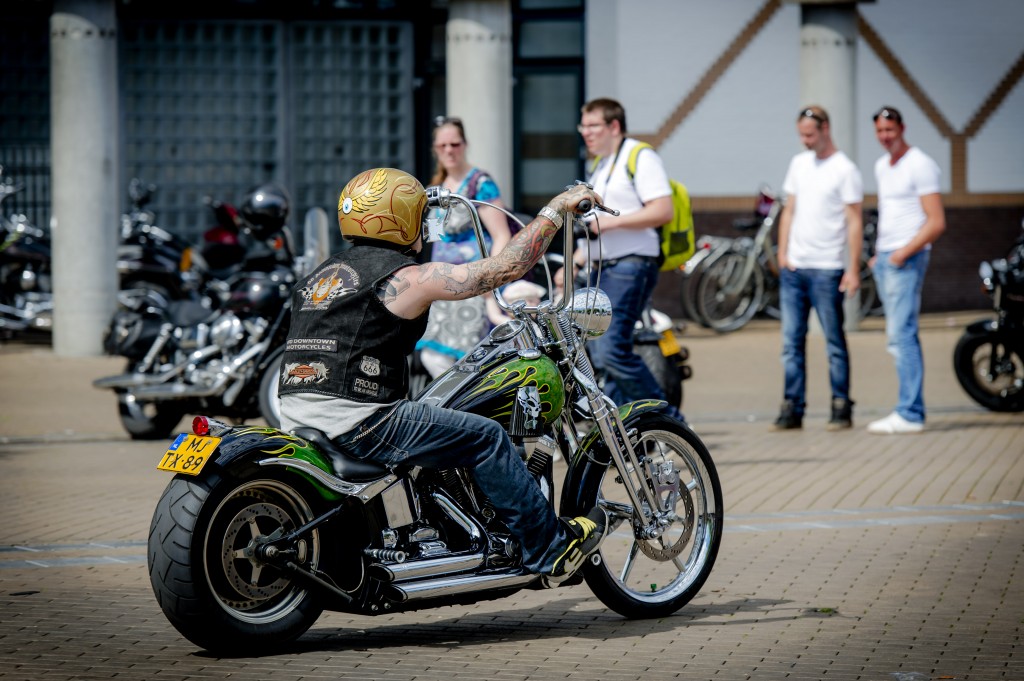 's Werelds meest iconische bouwer van motoren, Harley-Davidson, gaat kijken of er markt is voor elektrische motoren. Bij Harley-Davidson denk je aan grote mannen met leren jassen vol emblemen, tatoeages en bierbuiken, maar vooral toch aan het ronkende geluid. Toch is het niet ondenkbaar dat je straks amper verschil kunt horen tussen de aanstormende motorclub en opa op zijn scootmobiel. Zelfs Harley heeft namelijk plannen om op de groene toer te gaan, schrijft The Wall Street Journal donderdag. Harley-Davidson doet op dit moment testen met een motor die word aangedreven door een elektromotor. De elektrische Harley zal worden uitgerust met een lithium-ion batterij en een actieradius hebben van ongeveer 100 km. Eén van de lokkertjes, bij gebrek aan een geluid, is het feit dat de motor in vier seconden van nul tot honderd gaat. "We verwachten dat de motor zal aanslaan onder een jonger, meer stedelijk publiek", zo stelt de woordvoerder van de iconische motorenbouwer. Harley-Davidson is niet de eerste motorenbouwer die kijkt of er markt is voor elektrische motoren. BMW bouwt en verkoopt al elektrische motorscooters. Lees ook Bijtelling voor de auto te hoog? Rijd een motor van de zaak