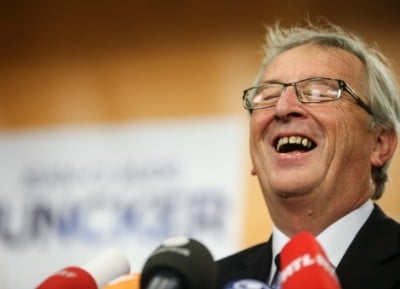 Krijgt Jean-Claude Juncker straks zijn baan als voorzitter van de Europese Commissie? Het lijkt erop dat Italië en Frankrijk hem wel willen steunen, mits de begrotingsregels wat minder streng worden toegepast. Arne Petimezas van AFS praat je bij. 1. In de Europese Unie draait het momenteel om twee dingen: wie wordt de volgende voorzitter van de Europese Commissie en krijgen zwakkere lidstaten langer de tijd om aan de EU-begrotingseisen te voldoen. Waarschijnlijk zal het er op neerkomen dat landen als Frankrijk en Italië bereid zijn Duitslands kandidaat voor het voorzitterschap van de Europese Commissie, Jean-Claude Juncker, te steunen in ruil voor meer `flexibiliteit` voor de begrotingsregels, het Stabiliteitspact. Maar zo ver zijn we nog niet. De vraag is nu wat die flexibiliteit zal inhouden. De Franse minister van Financiën Michel Sapin heeft maar weer eens 'elk land zijn eigen bezuinigingsritme' te voorschijn gehaald, en daar hoeven volgens hem de regels niet voor te worden herzien. De Duitse minister van Financiën Wolfgang Schäuble heeft gezegd dat er überhaupt geen sprake kan zijn van het aanpassen van het Stabiliteitspact. Het probleem voor Schäuble is dat hij in een coalitie zit met de SPD onder leiding van vice-kanselier Sigmar Gabriel, en die heeft al laten weten akkoord te kunnen met versoepeling van de regels door de 'kosten' van structurele hervormingen niet mee te rekenen in het begrotingstekort. 2. En als we de Europarlementariër Sven Giegold moeten geloven lappen de meeste lidstaten de hervormingen die zij zichzelf onderlingen opleggen aan hun laars. Tegen het FD zei Giegold dat lidstaten minder dan 10 procent van de hervormingen die zij jaarlijks met elkaar afspreken daadwerkelijk uitvoeren. Precieze cijfers zijn er niet, want de Europese Commissie wil ze niet naar buiten brengen. En Giegold zei tegen het FD dat dat komt omdat de naleving dramatisch is. 3. Volgens het CBS zijn de prijzen van bestaande koopwoningen in mei voor de tweede keer op rij gestegen. Vergeleken met dezelfde maand in 2013 waren woningen 1,4 procent duurder. In april bedroeg de toename 0,1 procent. De prijsstijging was verwacht, wat het aantal transacties op de woningmarkt zit dit jaar in de lift. 4. En andere Nederlandse macrocijfers waren ook overwegend positief. Exclusief het verbruik van aardgas stegen de consumentenbestedingen in april in de meeste categorieën. Zo namen de bestedingen aan duurzame goederen, zoals auto’s, in april met 3,8 procent toe vergeleken met dezelfde maand in 2013. Bedrijfsinvesteringen stegen in mei voor de zevende maand op rij. 5. Het Internationaal Monetair Fonds heeft de Europese Centrale Bank opgeroepen de geldpers klaar te zetten. Gisteren zei IMF-directeur Christine Lagarde dat de ECB op grote schaal staatsleningen in de markt moet gaan kopen als de inflatie in de eurozone een lange tijd rond het huidige niveau van een half procent blijft. Dat betekent dat de ECB ook weer Griekse staatsleningen zou kunnen gaan kopen. Een obligatieaankoopprogramma zou waarschijnlijk gebaseerd zijn op de kapitaalsleutel van de ECB. Dat betekent dat de ECB obligaties zou aankopen van elke lidstaat na rato van het aandeel dat de lidstaat heeft in het eigen vermogen van de centrale bank. 6. Siemens heeft het bod op de energiedivisie van het Franse Alstom verbeterd. Siemens, dat samenwerkt met Mitsubishi, verhoogde het gedeelde van het bod in contanten met 1,2 miljard euro naar 8,2 miljard euro. De energiepoot wordt hiermee gewaardeerd op 14,6 miljard euro. Het verbeterde bod van het rivaliserende General Electric waardeert de divisie op 12,4 miljard euro. Zowel Siemens als GE proberen niet alleen Alstom zelf, maar vooral de Franse regering er van te overtuigen dat zij de beste kaarten in huis hebben om Alstom in te lijven en banen te scheppen en te investeren in Frankrijk. De Franse regering is zich behoorlijk aan het bemoeien met het bod op het strategisch belangrijk Alstom, dat de kernreactoren en TGV’s voor Frankrijk produceert. Minister van Financiën klopte zich gisteren op de borst voor de bemoeizucht en zei dat de biedingsstrijd “bevestigt dat het juist was dat de regering heeft geïntervenieerd.” 7. Unilever heeft gisteren tijdens een analistenpresentatie laten weten dat het actiever zal zijn in het doen van overnames. Het voedings- en levensmiddelenconcern zei veel meer overnames te willen doen van bedrijven die eenvoudig te integreren zijn. 8. Euronext heeft vanochtend bij de beursgang een notering gekregen op... Euronext, het eigen handelsplatform. De uitgifteprijs was 20 euro en rond de klok van tien uur handelde het fonds op 19,40 euro. 9. Europese beurzen staan vanochtend licht in het groen en zullen de handelsweek waarschijnlijk met nette winsten gaan afsluiten. De AEX staat een procent boven het slot van vorige vrijdag. Voor de Europese Stoxx 50 bedraagt de voorlopige weekwinst 0,8 procent. De winsten zijn te danken aan fusie- en overnamenieuws. Daarnaast reageren beleggers positief op het laatste rentebesluit van de Fed. Fed voorzitter Janet Yellen was op woensdag tamelijk onbezorgd over het oplopen van de inflatie in de VS, terwijl beleggers er rekening mee hadden gehouden dat Yellen juist waakzamer zou zijn met betrekking tot inflatie. Daarnaast bevestigde Yellen het vermoeden van de markt dat in de toekomst, als de economie op volle toeren draait, de Fed de rente lager zal houden dan voor de crisis. 10. De beursagenda is vandaag aan de lichte kant. Het eenzame macrocijfer is het consumentenvertrouwen in de eurozone. Vorige maand steeg het vertrouwen van consumenten in de economie naar het hoogste niveau in bijna zeven jaar tijd. Economen rekenen op een verdere verbetering in juni. Arne Petimezas is analist bij financiële dienstverlener AFS Group. Deze bijdrage is niet bedoeld als advies tot het doen van individuele beleggingen.
