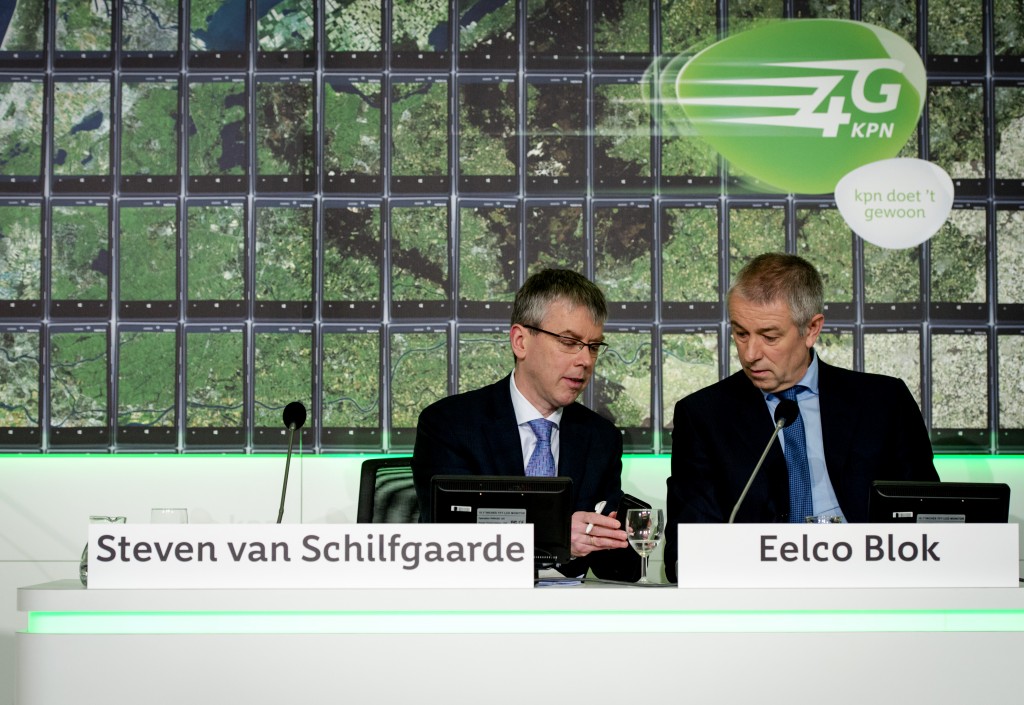 De Europese aandelenbeurzen gingen vrijdagochtend licht omhoog na de afgelopen verliesdagen. Beleggers deden het rustig aan nu het einde van het tweede kwartaal in zicht is. ,,Over de hele week genomen staan we wel in de min. De AEX stond aan het begin van de week op 418 punten en op dat niveau kregen beleggers toch wat hoogtevrees. Imtech herstelt vandaag weer wat na forse koersdalingen. Het blijft bij dat bedrijf echter vooral wachten op meer duidelijkheid over de herfinanciering'', aldus handelaar Cees Smit van Today’s Beheer. De AEX-index in Amsterdam noteerde aan het einde van de ochtend 0,1 procent hoger op 411,18 punten. De MidKap bleef ongewijzigd op 642,25 punten. De beurzen in Parijs, Frankfurt en Londen kregen er tot 0,3 procent bij. KPN Grootste stijger in de AEX was telecomconcern KPN met een winst van 2 procent. Uitgeefconcern Reed Elsevier stond onderaan met een verlies van 1,4 procent na een adviesverlaging door Barclays. Ahold won 0,2 procent. Het supermarktconcern heeft van de Tsjechische mededingingsautoriteit voorlopig toestemming gekregen om de activiteiten van branchegenoot Spar in Tsjechië over te nemen. Voorwaarde is wel dat een ,,beperkt aantal'' winkels wordt verkocht. MidKap In de MidKap herstelde Imtech weer wat van de scherpe koersval in de afgelopen drie handelsdagen. Het aandeel van de geplaagde technisch dienstverlener voerde met een winst van 3,6 procent de stijgers aan. De Rotterdamse distributeur van chemicaliën IMCD maakte vrijdag zijn beursdebuut. Het aandeel IMCD noteerde tussentijds op 22,12 euro na een openingskoers van 22 euro. De introductieprijs werd vastgesteld 21 euro per aandeel. BASF In Frankfurt daalde BASF 0,2 procent. Het Duitse chemiebedrijf had last van de winstwaarschuwing van zijn Amerikaanse concurrent DuPont. Sportkledingfabrikant Adidas bleef onveranderd, ondanks beter dan verwachte kwartaalcijfers van zijn Amerikaanse branchegenoot Nike. De euro was 1,3620 dollar waard, tegen 1,3616 dollar bij het slot van de Europese beurshandel op donderdag. De prijs van een vat Amerikaanse olie bleef stabiel op 105,86 dollar. Brentolie werd ook 0,1 procent goedkoper, op 113,36 dollar per vat.