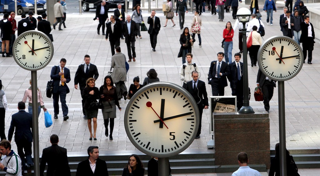 De werkloosheid in Groot-Brittannië is verder gedaald en staat op het laagste niveau in meer dan 5 jaar. Dat maakte het Britse bureau voor de statistiek woensdag bekend. De werkloosheid in de periode februari tot en met april kwam uit op 6,6 procent, tegen 6,8 procent in de periode januari tot en met maart. Economen hadden in doorsnee een daling voorspeld tot 6,7 procent. Volgens het statistiekbureau nam de werkgelegenheid in Groot-Brittannië met 345.000 arbeidsplaatsen toe tot het recordniveau van 30,5 miljoen banen. Economen denken dat de Britse werkloosheid de komende maanden verder zal afnemen, tot mogelijk 6 procent. De Britse arbeidsmarkt profiteert van het sterke herstel van de economie van Groot-Brittannië.