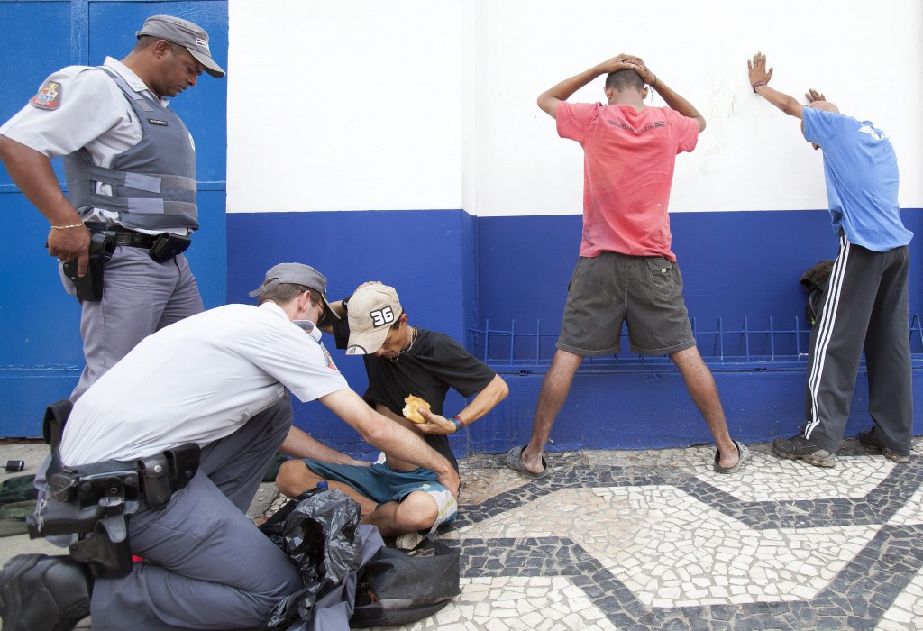 Brazilië scoort met 27 moorden op 100 duizend inwoners niet alleen torenhoog in de moordstatistieken, ook ontvoeringen zijn er aan de orde van de dag. Reden voor veel prominente wk-gangers om duizenden euro's te besteden aan beveiliging. De meeste eerbare Brazilianen lijken gezien de protesten niet heel blij met het peperdure WK voetbal. En ook een fors aantal criminelen, zoals de drugbendes in de Favela's, hebben er vooral last van omdat de politie hun wijken (tijdelijk) heeft 'gepacificeerd'. Maar voor ontvoerders is het wk een kans. Hordes hoogwaardigheidsbekleders, rijke profvoetballers en zakenlui en hun families komen vanuit de hele wereld wedstrijden bezoeken. Veel nieuwe doelwitten dus.