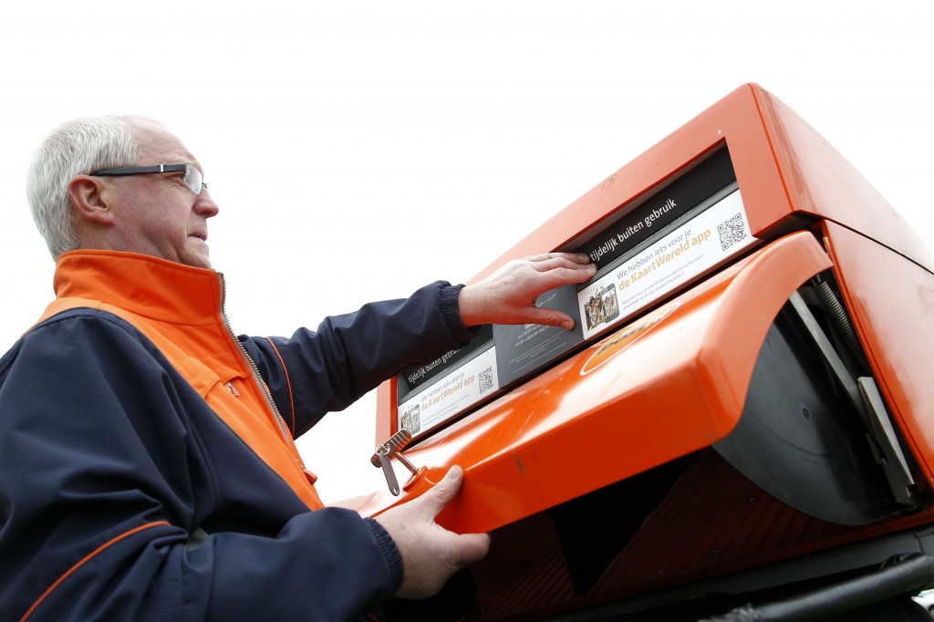 De Europese aandelenbeurzen schommelden maandagochtend rond de slotstanden van vrijdag. Beleggers kwamen even op adem na de sterke koerswinsten van vorige week. De afzwakkende groei van de Chinese industrie en dienstensector zorgde daarbij voor enige terughoudendheid. "We maken even een pas op de plaats. Het sentiment blijft echter positief en het is goed mogelijk dat we uiteindelijk toch hoger sluiten. De industrie in de eurozone blijft uitbreiden, maar de cijfers zijn broos en geven geen reden tot veel enthousiasme. In China is nog altijd beduidend meer groei, maar lijkt de economie toch wat af te koelen", aldus beleggingsadviseur Bart Flentge van Hof Hoorneman Bankiers. De AEX-index in Amsterdam noteerde aan het einde van de ochtend 0,1 procent lager op 410,81 punten. De MidKap bleef onveranderd op 600,04 punten. De beurzen in Frankfurt, Londen en Parijs stonden tot 0,3 procent in de min. PostNL grootste daler in MidKap Op macro-economisch vlak bleek dat de Chinese dienstensector in oktober in het traagste tempo in 9 maanden is gegroeid, terwijl de activiteit in de industrie onverwacht afnam. De industriële bedrijvigheid in de eurozone nam daarentegen vorige maand iets toe. De activiteit in de Nederlandse industrie nam voor de achttiende maand op rij toe. Postbezorger PostNL was de grootste daler in de MidKap met een min van ruim 7 procent na tegenvallende kwartaalcijfers. Vastned schroefde zijn winstverwachting op en dikte bijna 2 procent aan. Ryanair wint 9 procent Op de lokale markt daalde Altice meer dan 1 procent. Het in Amsterdam genoteerde Franse kabelconcern wil de Portugese onderdelen van telecombedrijf Portugal Telecom (plus 6,2 procent) overnemen van de Braziliaanse eigenaar Oi voor iets meer dan 7 miljard euro. In Dublin won Ryanair ruim 9 procent. De Ierse budgetluchtvaartmaatschappij is opnieuw positiever geworden over de winst die zij dit jaar verwacht te halen. De euro was 1,2498 dollar waard, tegen 1,2532 dollar bij sluiting van de Europese beurzen op vrijdag. Een vat Amerikaanse olie kostte 0,4 procent meer op 80,82 dollar. Brentolie steeg 0,3 procent in prijs tot 86,13 dollar per vat.