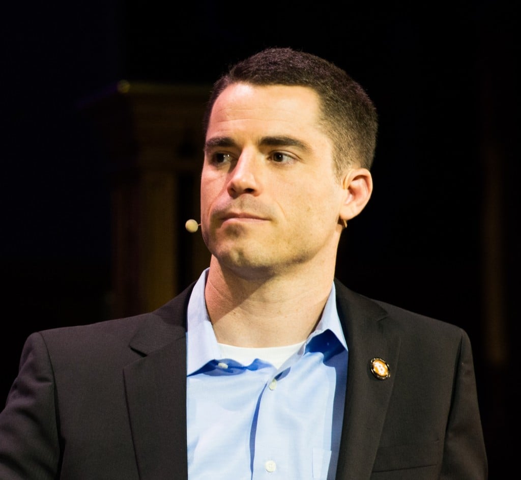 Roger Ver werd rijk door vroeg te investeren in bitcoin en staat sindsdien bekend als Bitcoin Jesus. Ver is een nieuwe business begonnen: bij hem kun je met bitcoin het staatsburgerschap van het Caraïbische belastingparadijs Saint Kitts and Nevis kopen. Dat schrijft Bloomberg. Het eilandenstaatje kent al sinds 1984 een investeer-voor-een-paspoort-beleid. Koop een villa, krijg een paspoort Als je onroerend goed ter waarde van 400.000 dollar koopt, krijg je daar een paspoort voor, waarmee je zonder visum naar 120 landen kunt reizen. Saint Kitts kent geen inkomens- en vermogensaanwasbelasting, en een ruimhartig bankgeheim. Ideaal dus voor mensen die een vermogen willen veiligstellen. Rijke Chinezen zijn een ideale markt voor Saint Kitts, ware het niet dat Chinese staatsburgers per jaar slechts maximaal 50.000 dollar mogen overmaken naar het buitenland. Sluiproute voor Chinezen Bitcoin biedt een prima alternatieve route, redeneert Ver. De rebelse virtuele munteenheid onttrekt zich grotendeels aan het toezicht van nationale overheden. Daarom is bitcoin al bekritiseerd als witwasmiddel. "Ik ga volgende maand naar China om uit te leggen dat bitcoin de makkelijkste manier is om buitenlandse betalingen te doen", zei Ver tegen Bloomberg. Ver: "Een bemiddelaar in Saint Kitts vertelde me dat hij medelijden heeft met zijn Chinese klanten. Ze moeten allerlei vrienden en familie inschakelen om het geld beetje bij beetje te sturen. Bitcoin is daar de oplossing voor." Een inwoner van Peking zou in China bitcoin kunnen kopen bij een online marktplaats. Via een smartphone kan hij het geld naar Saint Kitts sturen, zonder dat één overheid ter wereld dat weet. Miljonair die VS de rug toekeerde Ver was oorspronkelijk Amerikaan, maar wil niets meer met zijn geboorteland van doen hebben sinds hij werd veroordeeld tot tien maanden gevangenisstraf wegens het verkopen van explosieven op eBay zonder vergunning. 'Bitcoin Jesus' houdt het erop dat zijn product een rotje was om vogels te verschrikken op landbouwgrond. In februari van dit jaar werd hij staatsburger van Saint Kitts. Op zijn 25e was hij al miljonair met een handel in computeronderdelen, maar het geld stroomde pas echt binnen toen hij in 2011 tienduizenden bitcoin kocht. Die kosten toen ongeveer 1 dollar per stuk, maar zijn nu ongeveer 600 dollar waard. Sindsdien reist hij als evangelist van bitcoin de wereld over. Sinds de VS landen met een bankgeheim onder vuur namen om belastingontduiking op te sporen, doen steeds meer Amerikanen afstand van hun nationaliteit.