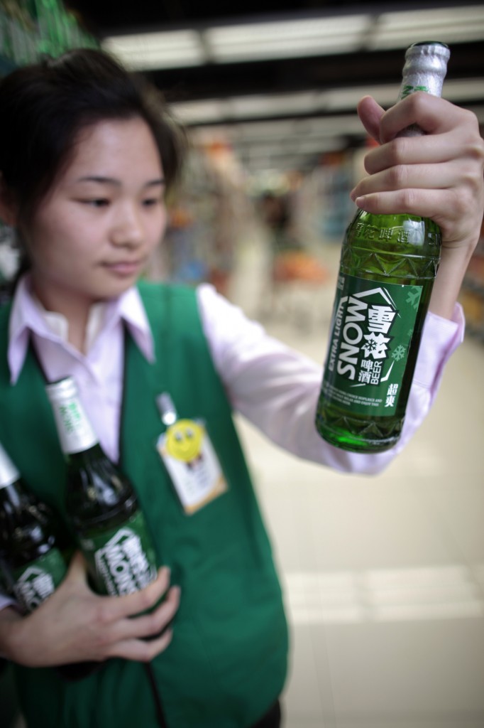 China is anno 2014 de biermarkt bij uitstek. Zin in een Sneeuwvlokje? Die vraag zullen Chinezen elkaar vaak stellen, en dan hebben ze het over bier. Het bier Snow (in het Chinees letterlijk Sneeuwvlok) staat op plaats 1 in de lijst van meest verkochte bieren ter wereld in 2013, schrijft Bloomberg. Koopkracht Veel Chinees bier trouwens in deze top tien: Chinezen drinken bijna 50 miljard liter bier per jaar. Het is een teken van de groei van de Chinese economie. Als je de grootte van de economie verrekent met koopkracht, zou China dit jaar al de Verenigde Staten als grootste economie inhalen. Snow wordt geproduceerd door CR Snow, een joint Venture tussen biergigant SAB Miller en China Resources. Hier de hele lijst, waarin het Nederlandse Heineken op plek 7 staat. 1. Snow 2. Tsingtao 3. Bud Light 4. Budweiser 5. Skol 6. Yanjing 7. Heineken 8. Harbin 9. Brahma 10. Coors Light Lees ook Hoe één van de grootste brouwers ter wereld zich aanpast aan klimaatverandering