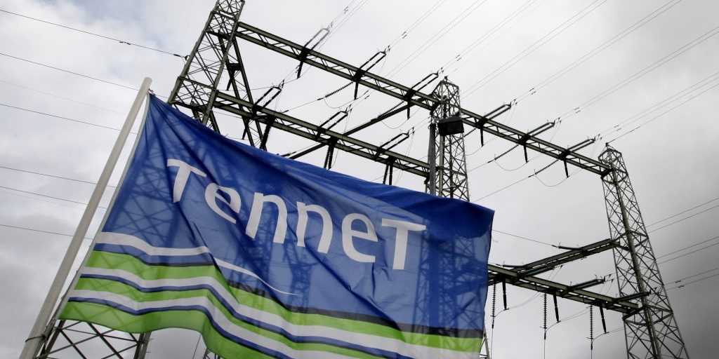 's Werelds grootste stopcontact voor windmolens op zee is woensdag begonnen aan de lange reis vanuit de werf in Dubai naar de Noordzee. Het is bestemd om stroom vanuit een Duits Windmolenpark op zee naar het vaste land te brengen. Het offshore platform, dat is besteld door de Nederlandse hoogspanningsbeheerder Tennet vormt vanaf 2015 de centrale spil van de netverbinding tussen het Duitse windpark DolWin2 en het vasteland van de deelstaat Nedersaksen. TenneT is in Duitsland bezig met het aanleggen van 13 aansluitingen voor windenergie op zee. Drie daarvan zijn inmiddels in bedrijf, de rest volgt de komende jaren. Duitsland besloot versneld om te schakelen naar duurzame energie na de kernramp in Japan in 2011. Het nu uitgevaren platform dat zo groot is als een voetbalveld, gaat via de Indische Oceaan richting Kaap de Goede Hoop. Daarna zal het via de Atlantische Oceaan naar Noorwegen varen. Hier wordt het megabouwwerk voorbereid voor de installatie op de Noordzee. Vanwege de enorme afmetingen van het stopcontact is het niet mogelijk om door het Suezkanaal te varen, vertelt een woordvoerder van TenneT. Daarom is gekozen voor de langere route om Afrika heen. ANP / Z24