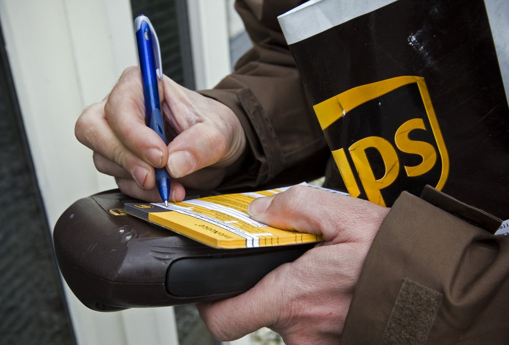 Chauffeurs van pakjesbezorger UPS in de regio Amsterdam en bestuurders van vrachtwagens die supermarktketen Vomar bevoorraden zijn vrijdagochtend in staking gegaan. Dat meldde bestuurder Egon Groen van FNV Bondgenoten. Aan de staking doen circa 50 mensen mee. Inzet van de actie is een 1-jarige cao met een loonsverhoging van 3 procent. De onderhandelingen tussen de vakbonden en werkgevers in de transport en logistiek liepen eerder dit jaar vast op de looneis van de vakbonden. De afgelopen tijd zijn er al diverse keren dit soort acties gevoerd. Onder de cao voor de sector transport en logistiek vallen zo'n 140.000 werknemers.