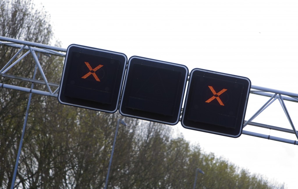 Een groot ongeval tussen drie personenauto's en een vrachtauto zorgt maandagmorgen voor grote vertraging op de A44 tussen Den Haag en Amsterdam ter hoogte van Kaag-Dorp. Dat meldde politie. Het verkeer op de A44 loopt door de ravage flink vast. De vertraging op de A44 is rond 9.00 uur opgelopen tot ruim een uur. Twee rijstroken zijn afgesloten, meldden de ANWB en VerkeersInformatieDienst. Ook op wegen aansluitend aan de A44 staat het vast. Een vrouw raakte bij het ongeval gewond en is naar het ziekenhuis vervoerd. Eerder werd onterecht gemeld dat er 3 vrachtwagens en een motorrijder bij het ongeluk waren betrokken.