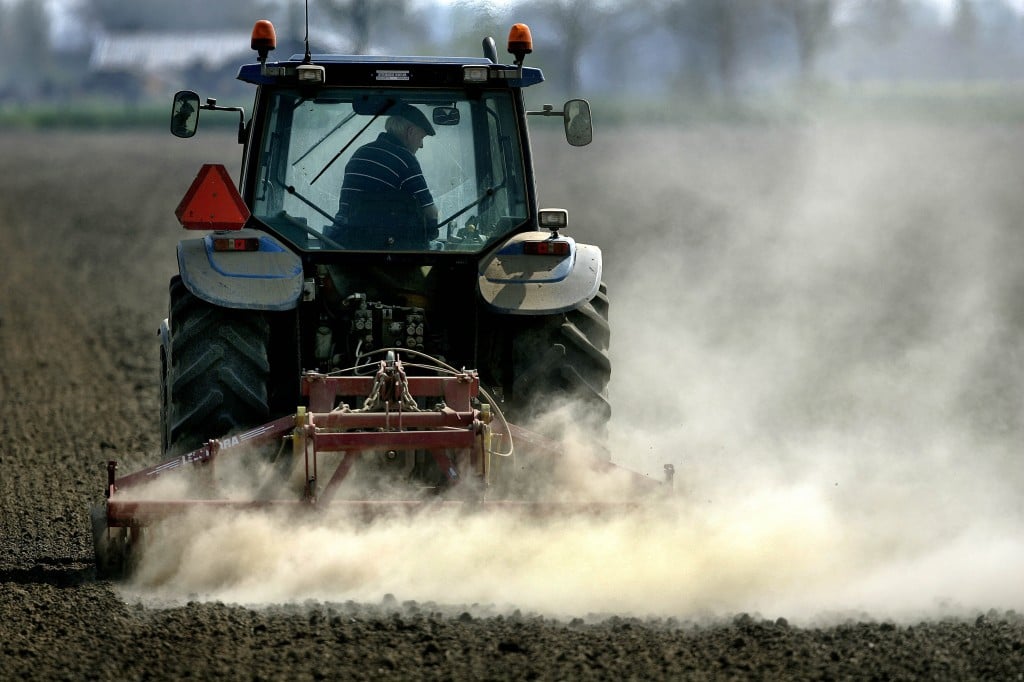 Rusland gaat landbouwproducten boycotten uit landen die meedoen aan sancties tegen het land. Daaronder is ook Nederland. De Russische president Vladimir Poetin heeft een decreet daartoe ondertekend, aldus Russische media woensdag. De invoerbeperking is een antwoord op de sancties die westerse landen invoerden na het neerschieten van het toestel van Malaysia Airlines boven het oosten van Oekraïne en de Russische bemoeienissen in dat land. Het gaat om het helemaal staken of beperken van de invoer van landbouwproducten voor een jaar. Poetin heeft de Russische regering opdracht gegeven om een lijst met producten samen te stellen. Volgens het persbureau RIA Novosti omvat de boycot echter alle groente en fruit uit alle EU-landen. Ook zou de invoer van landbouwproducten uit de Verenigde Staten stopgezet. Het decreet van Poetin heeft als titel 'Voor de toepassing van bepaalde speciale economische maatregelen om de veiligheid van de Russische Federatie te garanderen'. Poetin noemt het onacceptabel dat politieke druk op een economie wordt gezet en vindt dit in strijd met normen en regels. LTO vreest gevolgen De land- en tuinbouw vreest mogelijk grote economische gevolgen van de boycotactie. Dit zei voorzitter Nico van Ruiten van de ondernemersorganisatie van tuinders LTO Glaskracht woensdag voor Een Vandaag. De voorman van LTO Glaskracht zei "enorm geschrokken" te zijn dat een primaire levensbehoefte als voedsel nu inzet wordt van een boycotactie. "Nederland is de tweede agrarische exporteur ter wereld. Ongeveer 5 tot 10 procent van onze producten gaat naar Rusland", zei hij. Als dit een jaar gaat duren heeft dit voor sommige sectoren en bedrijven vergaande gevolgen, volgens Van Ruiten. Hij sluit faillissementen van bedrijven dan niet uit. Lees ook Nu Poolse paprika niet naar Rusland mag, dalen hier de prijzen