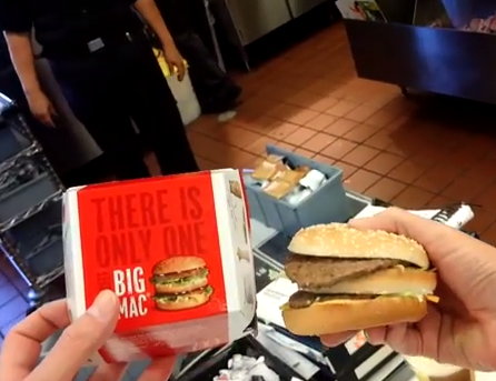 De meeste mensen pakken hun Whopper of Big Mac meteen uit en zetten er hun tanden in. Zo niet deze Amerikaan. Die vond dat ze er niet uitzagen en vroeg of hij zijn fastfood zo kon krijgen, dat het wel op het plaatje leek. We zijn het zo gewend dat het voedsel dat je ziet in reclame-uitingen niet te maken heeft met de realiteit, dat we er niet eens bij stilstaan. De Amerikaan Greg deed dat echter wel, schrijft Business Insider. Hij liep vier fastfoodketens af waaronder McDonald's en Burger King en vergeleek zijn bestelling met de plaatjes. En het is natuurlijk geen verrassing dat het voedsel in de verste verte niet leek op de foto's op de website van desbetreffende keten. Maar wat gebeurt er als Greg aan het personeel vraagt of hij een burger of taco kon krijgen die op het plaatje lijkt? Zowel de burgerflippers van McDonald's, Burger King, Jack in the Box en Wendy's weten in een tweede poging heel dicht bij het plaatje te komen. De marketingwijsheid dat een klacht van een klant een kans is, lijkt diep geworteld in Amerika. Bekijk hieronder het filmje van Greg.