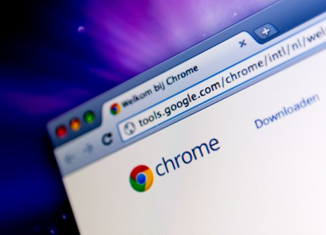 Google krijgt flinke kritiek op het nieuwe beleid rondom plugins in webbrowser Chrome, dat in mei van start is gegaan. Plugins die niet afkomstig zijn uit de Chrome Web Store worden automatisch uitgeschakeld. Volgens Google is dit nodig vanwege de 'veiligheid' en 'stabiliteit' van de browser, meldt Cnet maandag. Plugins voor webbrowsers worden vaak meegeleverd met betaalde software zoals antiviruspakketten en kantoorsoftware. Door het beleid van Google zijn die plugins nu niet bruikbaar meer. Gary Share, topman van Browsium en ex-medewerker van Microsoft, is niet te spreken over de beslissing van Google. "De wijziging maakt het moeilijker om zakelijke tools voor Chrome te bouwen. Microsoft maakte dit soort fouten vroeger en leerde daarvan." Toch niet zo'n gek idee? Uit Google's oogpunt is het misschien niet zo'n gek idee om de rem te zetten op onbeheerde plugins. Kwaadwillenden konden de veiligheidsmaatregelen van de browser omzeilen en ongewenste extensies installeren. Dit was de meest gehoorde klacht over de Chrome browser. Met het nieuwe beleid is dit een stuk lastiger te geworden. Er zijn ook bedrijven die de beslissing van Google wel kunnen waarderen. Topman Sherry van antivirusbedrijf Trend Micro zegt: "Deze beslissing is briljant. Ik denk dat het een stap in de goede richting is voor de veiligheid van browsers. Google beschermt op deze manier zijn gebruikers tegen aanvallen via Java en extensies."