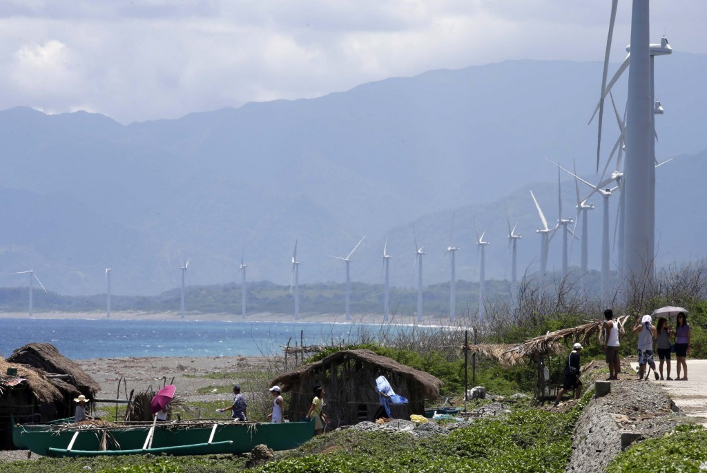 De groei van de wereldbevolking en toenemende welvaart in opkomende landen zorgen ervoor dat er binnenkort jaarlijks zo'n 2.000 miljard dollar geïnvesteerd moet worden in de mondiale energiebehoefte. Voorlopig ziet het er naar uit dat het gros bestemd zal zijn voor fossiele bronnen als olie, gas en kolen. Dat blijkt uit de jongste prognose van de International Energy Agency, de energieclub van westerse landen. De IEA schetste in een basisscenario, gebaseerd op huidig beleid van overheden, dat er in de periode tot 2035 in totaal zo'n 48 duizend miljard dollar geïnvesteerd moet worden in de energiesector. Daarvan komt zo'n 8 duizend miljard dollar voor rekening van energiebesparing en de rest gaat naar energieopwekking en infrastructuur. Volgens deze verwachting worden mondiale klimaatdoelen voor de beperking van de CO2-uitstoot overigens niet gehaald. Daarvoor zijn forse extra inspanningen nodige van overheden, om investeren in hernieuwbare energie aantrekkelijker te maken.
