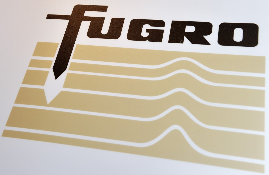 Bodemonderzoeker Fugro sloot donderdag de rij in de AEX-Index, die licht lager noteerde. De Amsterdamse aandelenbeurs leverde donderdagochtend de openingswinst weer in. De andere Europese beurzen gingen licht omhoog in navolging van de koerswinsten in Azië en New York. Beleggers grepen de koersdalingen van een dag eerder aan om weer in de markt te stappen. De AEX-index in Amsterdam noteerde in de vroege handel 0,1 procent lager op 411,73 punten. De MidKap klom 0,2 procent tot 645,51 punten. De beurzen in Parijs, Frankfurt en Londen stegen tot 0,2 procent. Fugro: lagere advies Bodemonderzoeker Fugro sloot de rij in de AEX met een verlies van ruim 2 procent na een adviesverlaging door SNS Securities. Grootste stijger was verffabrikant AkzoNobel met een winst van meer dan 1 procent.