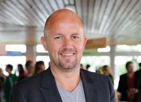 Met de dienst Monyq wil ondernemer Igor Kluin zorgen dat consumenten hun privé-financiën weer op orde krijgen. Sinds donderdag is de website in de lucht. "We zijn geen bank, maar het lijkt er wel een beetje op." Een idealistische ondernemer, zo omschrijft Igor Kluin (1973) zichzelf. Hij stond in 2006 aan de wieg van Qurrent, een duurzaam energiebedrijf dat consumenten helpt zelf energie op te wekken. Daarmee worden ze minder afhankelijk van grote, vaak niet duurzame, energiebedrijven. Nu opent hij met zijn nieuwe bedrijf Monyq de aanval op de bancaire wereld. "Uit woede om hoe de financiële industrie ons een beetje heeft bedrogen", zegt Kluin. "Het idee voor Monyq sluimerde al twee jaar", vertelt de geboren Vlaardinger. "Een goede vriend zei tegen me: wat jij met Qurrent doet, moet ook in de financiële sector gebeuren." In eerste instantie had hij in gedachten om een nieuwe bank op te richten, zoals Knab vorig jaar, dat ook de bankenwereld wilde opschudden. Maar een bank beginnen bleek een hoop gedoe en eigenlijk niet nodig. Worsteling met persoonlijke financiën Dus is er nu Monyq, een startup die mensen wil helpen om meer inzicht te krijgen in hun geldzaken. "Ik ken zoveel mensen, arm en rijk, die worstelen met hun privé-financiën. Ongeopende enveloppen, een stapel pensioenpapieren, zoekgeraakte garantiebewijzen", aldus Kluin. Geen zicht hebben op hoe het met de financiën staat, geeft een onrustig gevoel, meent Kluin. "Maar het zorgt er ook voor dat banken, verzekeraars en andere grote bedrijven te makkelijk hun vage producten kunnen slijten. Als je weet waar je staat, kun je betere keuzes maken. Dan ben je ben weerbaarder. Dat is wat we met Monyq willen bereiken." Het afzetten tegen de financiële wereld begint al bij de naam. "Waarom zijn banken altijd van beton en staal? Zo mannelijk en arrogant", zegt Kluin. "Ik heb niets tegen mannen, maar ik mis de zachte, menselijke kant." Vandaar de naam Monyq, een combinatie van het Engelse woord voor geld (money) en de vrouwennaam Monique. Online financieel archief Wat is Monyq eigenlijk? Sinds donderdag is het eerste product beschikbaar: een gratis online archief waarin mensen hun financiële documenten op kunnen slaan. Dat ziet er met opzet zo eenvoudig mogelijk uit, vertelt Kluin. Het is een digitale kast met schoenendozen. Voor elk jaar zijn er aparte dozen voor inkomsten, uitgaven, verzekeringen, belastingen, enzovoort. Documenten stop je in een doos door ze ernaartoe te slepen (bijvoorbeeld pdf’s) of met de bijbehorende app waarmee je van papieren documenten foto’s kunt maken. (klik voor vergroting) monyq app monyq archief Nu is het archief nog statisch, alleen voor de opslag van documenten. Maar in de toekomst is het de bedoeling om de inhoud van de bestanden automatisch te doorzoeken en te analyseren. De technologie om dat te doen bestaat al. "Veel documenten zijn in grote lijnen op dezelfde manier opgesteld. Voor 80 procent gaat het heel snel goed", aldus Kluin. "De moeilijkheid zit ‘m in de andere 20 procent. Vaak gaat het om minder vaak voorkomende documenten met een aparte opmaak." Betalen voor extra features Uiteindelijk moet er een dashboard komen waarmee met een druk op de knop te zien is hoe het met je pensioen of verzekering is gesteld. Natuurlijk kunnen mensen zonder Monyq ook hun financiën structureren, geeft Kluin toe. "Maar niet zo snel en makkelijk; dat is het verschil. Alle tools die we maken zijn erop gericht dat je zelf bijna niks hoeft te doen terwijl je wel altijd up-to-date blijft." Voor sommige van die extra tools zul je de portemonnee moeten trekken, bijvoorbeeld in de vorm van een betaald abonnement. "Dan moet je denken aan 3 euro per maand. Maar de basis blijft altijd gratis." Het systeem is bedoeld voor consumenten, maar ook zzp’ers kunnen er volgens Kluin baat bij hebben. "Zzp'ers versturen vaak een map met facturen en bonnetjes naar de boekhouders. Juist dat kan heel makkelijk in dit systeem." Kluin benadrukt daarbij dat Monyq geen boekhoudprogramma is. Betaalpas Het andere product dat Monyq donderdag lanceert is een betaalpas, waarmee tot het einde van het jaar een pilot wordt gedaan met maximaal 500 gebruikers. Met de pas kun je grip houden op hoeveel geld je uitgeeft door per soort uitgave een budget in te stellen. Dat werkt door middel van de categorie-codes die aan elke pinautomaat zijn gekoppeld. monyq betaalkaart Zie je bijvoorbeeld dat er veel geld gaat naar 'restaurants', dan zet je een maximum bedrag op restaurantuitgaven. Je krijgt dan een melding wanneer je dat budget nadert. Ook kun je betalingen blokkeren als je boven je budget uitkomt. Dat laatste is bijvoorbeeld handig om de uitgaven van kinderen te controleren door middel van een zakgeld-pinpas. "Je kunt er zelfs voor kiezen dat de pas het alleen bij bepaalde winkels doet; kinderen kunnen zo heel veilig met een pinpas en geld leren omgaan", zegt Kluin, die ideeën heeft voor meer speciale passen. "Denk bijvoorbeeld aan een kledingpas voor een tiener of een tank- of boodschappenpas." Beschikbaar in vier talen De betaalpas maakt het noodzakelijk dat Monyq zich in eerste instantie richt op Europa. Dat komt omdat de pinpas werkt met het Europese betaalkaartsysteem V PAY van Visa. Kluin sluit niet uit dat Monyq in de toekomst ook met een betaalkaart voor bijvoorbeeld de Verenigde Staten of Zuid-Amerika komt, "al zijn we daar op dit moment niet mee bezig". Het financiële archief is wel overal ter wereld toegankelijk. Monyq is bij de lancering beschikbaar in het Engels, Duits, Frans en Nederlands. Binnenkort komen daar Spaans en Italiaans bij. "We mikken gelijk op heel Europa", zegt Kluin over Monyq, dat gefinancierd is door diverse informal investors. Meer dan een app De betaalpas laat zien dat Monyq meer is dan een app, meent Kluin. Daarin verschilt het van online huishoudboekjes als AFAS Personal en Amerikaanse financiële planners als Mint. "We zijn het bedrijf dat het makkelijk maakt om slimmer met je geld om te gaan." Maar dat maakt ook dat de startup lastig in een hokje is te plaatsen. "We zijn geen bank, maar het lijkt er wel een beetje op. We zijn een nieuwe categorie, dan houd je dat mensen even moeite hebben om je te plaatsen." Dat moet over twee jaar verleden tijd zijn. "Dan is Monyq een volledige laag boven je bankgegevens en andere plekken waar je geld hebt staan." Lees ook Op vakantie met creditcard en betaalpas: wat is voordeliger? Van bouwpuin naar legosteen: zo wil Gerard Steijn de wereld verbeteren 3 tips om als Nederlandse startup internationaal door te breken