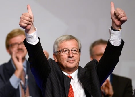 De Luxemburgse oud-premier Jean-Claude Juncker wordt nagenoeg zeker de nieuwe voorzitter van de Europese Commissie. Verzet van de Britten lijkt geen kans te maken, ook al heeft premier David Cameron gezegd tot het "bittere eind'' te strijden om de voordracht van Juncker tegen te houden. Hij stelde zelfs het verblijf van de Britten in de EU ter discussie. De strijd lijkt het topoverleg donderdag en vrijdag tussen de 28 regeringsleiders en staatshoofden van de EU te domineren. EU-president Herman Van Rompuy heeft geen andere namen op zijn lijstje staan dan die van Juncker. Alleen zijn kandidatuur zal worden voorgelegd aan de EU-leiders. Wordt er gevraagd om een hoofdelijke stemming, dan zij dat zo. Er is een ruime meerderheid voor de Luxemburger. Ook Nederland zegt ja. De Luxemburger steunt belangrijke Nederlandse wensen, aldus premier Mark Rutte. Europeaan van de oude stempel Het is bekend dat de Britten faliekant tegen Juncker zijn omdat de Luxemburger geldt als Europeaan van de oude stempel. Maar een veto kan Cameron niet langer uitspreken over dit punt. In het verleden kon dit wel en gebeurde het ook regelmatig. Het Europees Parlement (EP) baande de weg voor Juncker door hem bij de Europese parlementsverkiezingen eind mei tot topkandidaat voor de commissie te maken. De Europese leiders op hun beurt moeten rekening houden met de uitslag van de verkiezingen bij de voordracht van hun kandidaat voor het voorzitterschap. De christendemocraten wonnen de verkiezingen en zij vinden dan ook dat hun kandidaat Juncker nu de Europese Commissie moet leiden. De christendemocraten sloten daarover zelfs een deal met de op een na grootste fractie, die van de sociaaldemocraten. In ruil voor steun voor Juncker wordt de Duitse sociaaldemocraat Martin Schulz opnieuw de voorzitter van het EP. Niet meer om Juncker heen Hoewel de EU-lidstaten officieel met een voordracht moeten komen, lijken zij dus niet meer om topkandidaat Juncker heen te kunnen. Het EP dreigde al met verzet mocht de Luxemburger opzij worden geschoven. De lidstaten lijken met de acceptatie en voordracht voor Juncker dus eieren voor hun geld te kiezen. Over andere Brusselse topjobs, zoals de andere EU-commissarissen en de nieuwe Europees president, wordt waarschijnlijk in juli gesproken. Maar helemaal uitgesloten is het niet dat er tijdens het overleg donderdag in Ieper en vrijdag in Brussel toch al dealtjes worden gesloten over een aantal cruciale posten in de EU.