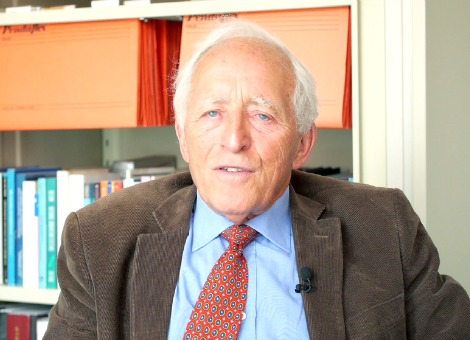 Economen neigen tot valse precisie, stelt Alan Kirman, professor Economie aan de universiteit van Aix-Marseille. Hoe geavanceerd de modellen ook zijn, voorspellen blijft lastig. Vijf jaar lang stond de Nederlandse regering in Den Haag onder verscherpt toezicht van Brussel wegens een te hoog begrotingstekort. Maar Nederland kan maandag waarschijnlijk goed nieuws uit Brussel verwachten. Voor dit jaar komt het begrotingstekort volgens schattingen uit op 2,7 procent, bleek vorige week uit de Voorjaarsnota. Door omvangrijke bezuinigingen en hervormingen is het premier Rutte en zijn kabinet gelukt om het tekort onder de Europese norm van 3 procent te krijgen. Dat betekent waarschijnlijk dat Nederland de zogenoemde buitensporig-tekortprocedure kan verlaten. '3 procent is willekeurig getal' Maar waar komt die 3 procentsnorm eigenlijk vandaan? De lidstaten van de Europese Unie hebben dat ooit afgesproken, maar 3 procent is een willekeurig getal, stelt professor Kirman in een gesprek met MeJudice. "We kunnen net zo goed zeggen dat het pi moet zijn (3,14, red.) Pi heeft tenminste nog enige betekenis." Economen neigen tot valse precisie, aldus Kirman. Economische modellen voorspellen hoe de economie het gaat doen. Maar dat klopt nooit, en vervolgens stellen we het bij. "Hoe geavanceerd de modellen ook zijn, voorspellen blijft lastig. Maar we willen mensen kunnen vertellen wat er gebeurt. Het is een kunstmatig proces, waarin we achter de cijfers aanhobbelen." Economische modellen voor crises Volgens Kirman zit de economische theorie vast in het verleden. Hij ziet liever dat economen modellen maken die ons meer vertellen over tijden van crises. Niet dat we daarmee precies kunnen voorspellen wat er gaat gebeuren. "Maar het zou de slechte perioden wél helpen begrijpen", aldus Kirman. "We zouden de symptomen ervan kunnen zien en de gevolgen kunnen dempen, in plaats van exacte voorspellingen doen." Zie hieronder het video-interview met Alan Kirman door Me Judice, het discussieplatform voor economen.