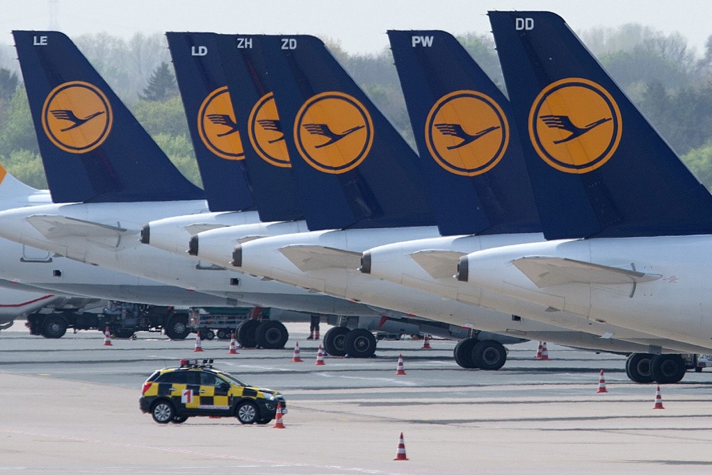 Piloten van Lufthansa hebben zoals aangekondigd hun staking dinsdagochtend uitgebreid. Dat bevestigde een woordvoerder van de Duitse luchtvaartmaatschappij. De vliegers van de langeafstandsvluchten hebben sinds 6.00 uur het werk neergelegd. De actie zal tot kort voor middernacht duren. De piloten zijn in conflict met het bestuur van het luchtvaartconcern over bezuinigingsplannen, waarbij onder meer de pensioenleeftijd wordt verhoogd. Op maandagmiddag begon de 35-uursstaking die aanvankelijk de korte- en middellangeafstandsvluchten trof. De luchtvaartmaatschappij heeft in totaal 1511 vluchten geannuleerd. Volgens Lufthansa worden ongeveer 166.000 passagiers gedupeerd door de acties. De annuleringen komen bovenop de duizenden vluchten die de maatschappij eerder dit jaar al moest schrappen door werkonderbrekingen. Op Schiphol merken reizigers overigens weinig tot niets van de acties in Duitsland, zo stelde een woordvoerder van de luchthaven.