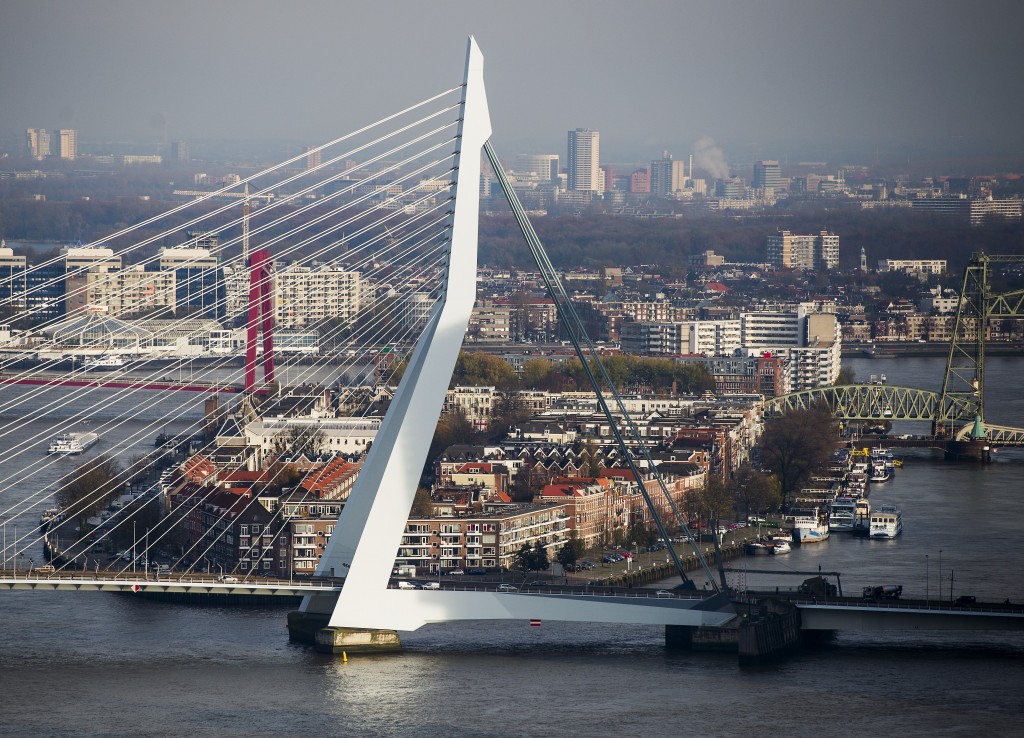 De Nederlandse economie is niet gedoemd gedoemd tot structureel lagere groei, vergeleken met de jaren vóór de kredietcrisis van 2008. Maar terugkeer naar serieuze groei is gaan automatisme. De veerkracht van de Nederlandse economie is door de recessie van de afgelopen jaren niet aangetast. Onze economie kan binnen 10 jaar weer groeicijfers laten zien die we voor de crisis hadden. Het Centraal Planbureau (CPB) stelt dat donderdag in een boek over het herstel van de Nederlandse economie.