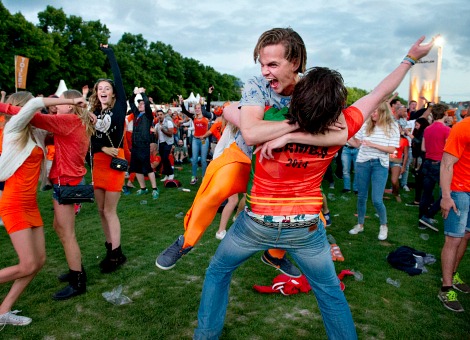 Het stroomverbruik in ons land daalt woensdagavond tijdens de wedstrijd Nederland - Australië naar verwachting met ongeveer 10 procent, vergeleken met een normale woensdagavond. Dat komt doordat veel mensen samen naar de wedstrijd kijken en niet meerdere tv's en computers tegelijk hebben aanstaan. Dat meldde energieleverancier Eneco woensdag. "Als mensen bij de buren of in het café gaan kijken, staat de tv thuis natuurlijk ook niet aan. Bovendien worden ook veel wasmachines, vaatwassers en stofzuigers niet gebruikt tijdens de wedstrijd'', aldus Eneco. Het energieconcern voorziet ook dat het bedrijfsleven vanaf circa 15.00 uur minder stroom gaat afnemen. "Dat komt omdat veel mensen eerder naar huis gaan om de wedstrijd niet te hoeven missen. Er wordt woensdag een typisch ‘vrijdagpatroon’ verwacht, waarbij aan het einde van de middag zo’n 5 procent minder elektriciteitsvraag ontstaat bij bedrijven."