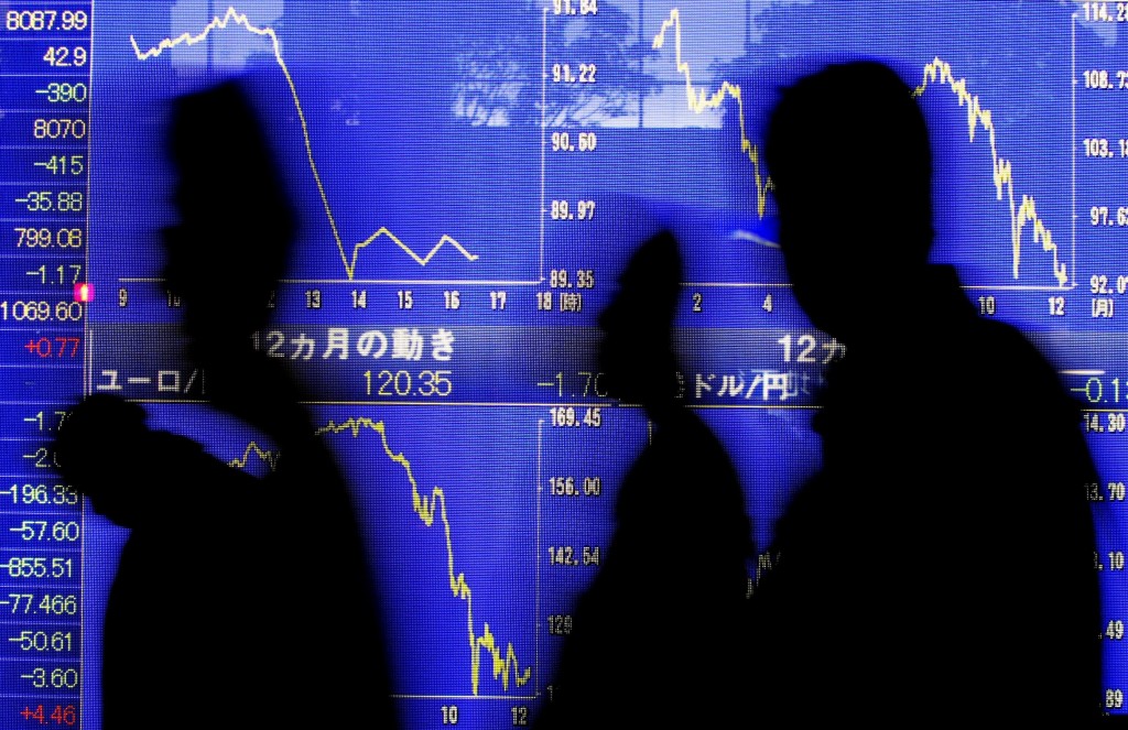 De effectenbeurs in Tokio is maandag nipt hoger gesloten. De stemming werd gesteund door positief nieuws over de Chinese industrie. De Nikkei eindigde 0,1 procent in de plus op 15.369,28 punten. Eerder op de dag bereikte de Japanse hoofdindex met 15.405,16 punten het hoogste niveau sinds 24 januari 2014. Uit cijfers van de Britse bank HSBC bleek dat de bedrijvigheid in de Chinese industrie in juni is toegenomen in het hoogste tempo in 7 maanden. De Japanse makers van bouwmachines Hitachi Construction en Komatsu, die veel machines verkopen in China, profiteerden van de beter dan verwachte Chinese industriecijfers en stegen respectievelijk 2 en 1,3 procent. De andere belangrijke aandelenbeurzen in het Verre Oosten lieten overwegend kleine winsten zien. De All Ordinaries in Sydney steeg 0,5 procent en in Seoul klom de Kospi 0,4 procent. In Hongkong noteerde de Hang Seng-index vlak in de middaghandel.