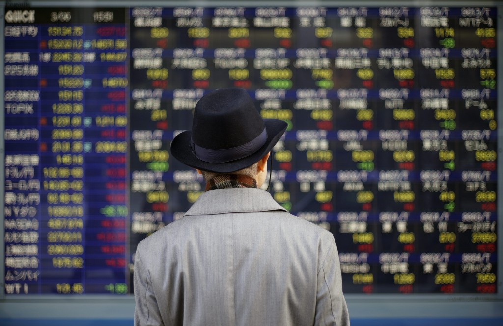 In Tokio, waar beleggers terugkeerden na een lang weekeinde, is de beurs dinsdag met een kleine winst gesloten. Beleggers maakten een inhaalslag na de sterke koerswinsten elders in de regio op maandag. Een stijging van de Japanse yen hield de winsten op de Japanse markt echter beperkt. De Nikkei eindigde uiteindelijk 0,3 procent hoger op 17.407,62 punten. Bij de bedrijven was Sony een positieve uitschieter met een plus van 6,1 procent. Het concern verwacht dat de omzet van zijn elektronicadivisie in de komende drie jaar met 69 procent zal toenemen. De andere belangrijke beurzen in het Verre Oosten lieten een gemengd beeld zien. De Shanghai Composite bleef profiteren van de verrassende renteverlaging in China van vorige week en klom 0,8 procent. De Hang Seng-index in Hongkong daalde 0,2 procent. De All Ordinaries in Sydney zakte 0,5 procent onder aanvoering van de mijnbouwbedrijven. In Seoul won de Kospi 0,1 procent.