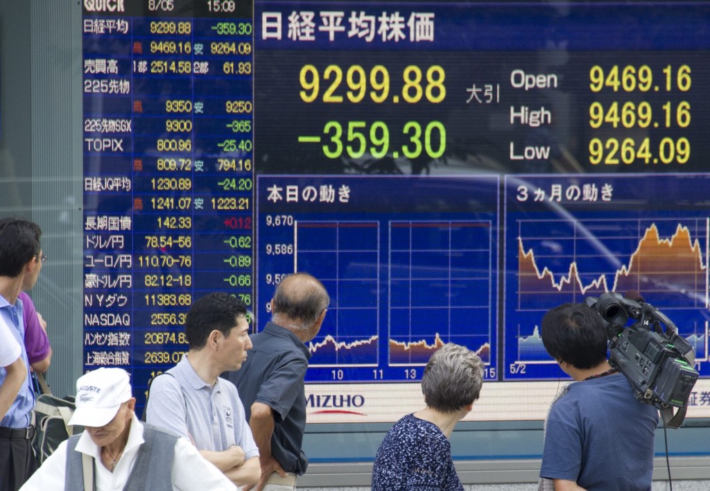 De aandelenbeurs in Tokio is woensdag lager geëindigd in navolging van de verliesbeurt op Wall Street. Beleggers besloten wat geld van tafel te halen na de recente opmars op de Japanse beurs. Ook werden de nieuwe economische groeiplannen van de Japanse regering lauw ontvangen. De Nikkei sloot 0,7 procent in de min op 15.266,61 punten. Het nieuwe hervormingspakket die de Japanse premier Shinzo Abe dinsdag ontvouwde kende volgens marktkenners weinig verrassingen. Het pakket bevat onder meer maatregelen om de belastingen voor bedrijven te verlagen en de regelgeving te versimpelen. Samsung in de min Het aandeel Samsung was een opvallende daler en verloor in Zuid-Korea 1,9 procent. Beleggers reageerden op opmerkingen van financieel topman Lee Sang Hoon, die aangaf dat de tweedekwartaalcijfers mogelijk "niet zo heel goed" zullen zijn. De bestuurder gaf geen concrete cijfers, het technologiebedrijf komt waarschijnlijk volgende week met voorlopige resultaten naar buiten. Op de andere belangrijke beurzen in het Verre Oosten werden ook overwegend verliezen geleden. De All Ordinaries in Sydney daalde 0,4 procent en in Seoul verloor de Kospi 0,6 procent. In Hongkong noteerde de Hang Seng-index nagenoeg vlak in de middaghandel.