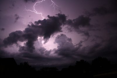 noodweer Meer geld lenen dan je huis waard is, in Nederland kan het nog steeds. En dat is helemaal niet zo erg als het lijkt, stellen de banken. En zeker geen reden voor de ECB om te twijfelen aan de gezondheid van de banken. Z24 neemt de argumenten van de banken onder loep. De banken vrezen dat ze straks onder druk vana de ECB meer kapitaal aan moeten houden vanwege het enorme bedrag, 542 miljard euro, die ze aan hypotheekschulden op de balans hebben staan. De banken stellen in een rapport bedoeld voor internationale instellingen, dat het helemaal niet nodig is om je zo druk te maken. Ja, de loan-to-value (LTV) - de verhouding tussen de lening en de waarde van de woning - is met 80 procent gemiddeld wel hoog in Nederland, maar dat is niet erg. En ook het feit dat mensen veel geleend hebben in verhouding tot hun inkomen (loan-to-income), soms tot wel 6 keer hun jaarinkomen, is ook geen probleem. Nederland is een geval apart. Het belangrijkste argument van de banken: het aantal wanbetalers is ondanks alles nog altijd heel erg laag in Nederland. Het is wel meer dan verdubbeld vanwege de crisis, maar veel lager dan in de meest andere landen in de eurozone. (klik op onderstaande figuur om hem uit te vergroten) Uit "The Dutch Mortage market" Uit "The Dutch Mortage market" Maar goed, dat er nu weinig wanbetalers zijn, zegt nog niet zoveel over de toekomst. Misschien komen de problemen nog. 30 procent van de huiseigenaren met een hypotheek staat onder water. De lening is hoger dan de waarde van het huis. Dat percentage is de laatste jaren alleen maar groter geworden. Het bedrag dat je mag lenen is sinds 2006 dan wel omlaag gegaan van 110 procent van de woningprijs tot 104 procent nu, de daling van de huizenprijs van ruim 21 procent had een veel groter tegenovergesteld effect. De hoge nettoschuld van veel Nederlanders hangt als een donkere wolk boven ons land. Bij de minste tegenslag, een scheiding, een stijgende rente of werkloosheid, kunnen deze huiseigenaren hun lasten misschien niet meer dragen. En moeten ze hun huis dan gedwongen verkopen, dan houden ze een forse restschuld over. Als dat massaal gebeurt, dan heb je plots een crisis waarbij de gezondheid van de banken op het spel staat Dat is waar de ECB zich waarschijnlijk druk over maakt. Maar ook dat is niet nodig stellen de banken, vanwege de unieke situatie in ons land. Ze dragen daar de volgende argumenten voor aan. 1) Nederland heeft een groot en uitgebreid pensioenstelsel waardoor de meeste mensen niet op hun oude dag hun huis hoeven op te eten zoals in veel andere landen, en zelfs in staat zijn rente te betalen over een eventuele nog openstaande schuld. 2) Vanwege de WW raken huiseigenaren niet direct in de problemen als ze hun baan kwijt raken. Ze hebben maanden de tijd om een andere baan te zoeken en om, indien nodig, in de tussentijd te proberen hun huis te verkopen. 3) Schuldeisers hebben een juridisch ijzersterke positie: met ander woorden, de bank heeft een enorm arsenaal om huizenbezitters die hun hypotheekverplichtingen niet nakomen het vuur aan de schenen te leggen en te blijven achtervolgen. De deur achter je dichttrekken, de sleutels inleveren bij de bank en klaar is Kees, zoals in Amerika in sommige staten kan, dat lukt hier niet. 4) Wie een hypotheek wil lenen wordt uitgebreid gescreend. Of hij een BKR-notering heeft natuurlijk en in hoeverre de maandlasten van de gewenste hypotheek daadwerkelijk te dragen zijn. 5) De Nationale Hypotheek Garantie zorgt ervoor dat de restschuld bij de bank na gedwongen verkoop wordt aangevuld. 6) Een stijgende rente in de toekomst leidt ondanks de relatief hoge schuld ten opzichte van het inkomen amper tot problemen. De rente is immers aftrekbaar. Waardoor het probleem van de betaalbaarheid in de praktijk veel kleiner is, als het zou zijn zonder de aftrek. De banken lopen kortom eigenlijk niet zo heel veel risico wat betreft hun Nederlandse hypotheken. Er is eigenlijk, gezien de huidige situatie, niet eens een reden om de LVT naar beneden te brengen. En daar hebben ze in feite ook wel gelijk in. Op dit moment dan. Zwakte in analyse van de banken De grootste zwakte van de analyse van de banken is dat het rijtje van zes dat je hierboven vindt, niet in beton gegoten is. Tenminste vier van bovenstaande argumenten gaan over een paar jaar niet, of nog slechts gedeeltelijk op. 1) Ons pensioenstelsel mag een van de beste van de wereld zijn, het is er niet voor iedereen. Het groeiende leger van nu bijna 800 duizend zelfstandigen moet zelf voor de oude dag zorgen. Ook een puntje om in de gaten te houden: veel dertigers en veertigers van nu, hebben een hogere hypotheekschuld, maar juist een minder hoog pensioen dan de huidige gepensioneerden. Enerzijds omdat er wordt gekocht, anderzijds omdat zij niet hun gehele carrière in loondienst zijn. 2) Het duurt nog een paar jaar, maar over vijf jaar is de WW-duur ingekort van 38 naar maximaal 24 maanden. Mensen belanden dus eerder in de bijstand. Ze kunnen dus minder lang hun hypotheeklasten dragen als ze ontslagen worden en hebben ook minder tijd om hun huis zo gunstig mogelijk te verkopen. 5) De NHG-grens wordt telkens wat naar beneden bijgesteld omdat de overheid niet bereid is garant te blijven staan voor de helft of meer van alle nieuwe hypotheken. Per in juli 2014 gaat hij omlaag van 290.000 naar 265.000 euro245.000 euro in juli 2015 en naar 225.000 euro in juli 2016. En dat terwijl de huizenprijs inmiddels weer stijgt. Dat betekent minder nieuwe hypotheken met garantie en dus meer risico voor de bank. 6) Het zal niemand ontgaan zijn dat de hypotheekrenteaftrek wordt afgebouwd. Voorzichtig weliswaar, met een half procentpuntje per jaar, maar uiteindelijk is het voordeel maximaal 30 procent in plaats van 52 procent. De banken erkennen natuurlijk dat hervormingen de oude zekerheden die ons door de crisis hebben gesleept onder druk staan. Maar, zo stellen ze, zo'n zal het zo'n vaart niet lopen. De grote vraag is of de ECB die analyse deelt. Resultaten uit het verleden bieden geen garantie voor de toekomst.