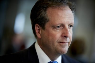 pechtold Nederland had steenrijk kunnen zijn, als de aardgasbaten vanaf de jaren 1970 belegd waren, zoals Noorwegen met zijn grondstofrijkdom heeft gedaan. Maar beter laat dan nooit: er komt iets wat op een echt aardgasfonds lijkt. Vanaf 2015 krijgt Nederland een zogenoemd 'toekomstfonds' waarin het kabinet een deel van de aardgasbaten stopt. Daaruit kan vervolgens innovatie in het midden- en kleinbedrijf in Nederland worden bekostigd. Ook komt er geld vrij voor fundamenteel en toegepast wetenschappelijk onderzoek. Een oproep aan het kabinet om dit te regelen heeft de steun van de regeringspartijen VVD en PvdA en van de 'bevriende' oppositiepartijen D66, ChristenUnie en SGP. De vijf partijen dienen hierover dinsdagmiddag een motie in in het debat met het kabinet over een rapport van de Wetenschappelijke Raad voor het Regeringsbeleid (WRR).
