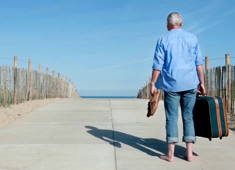 De Belastingdienst heeft nog 168 miljoen euro te goed van mensen die buiten Nederland verblijven en ten onrechte toeslagen hebben ontvangen. Dat bedrag is het totaal van alle invorderingen die zijn ontstaan sinds de invoering van het toeslagstelsel in 2006. Het gaat om toeslagen aan meer dan 100.000 mensen, die verblijven in 189 landen. Dat blijkt uit de halfjaarlijkse rapportage van de Belastingdienst, die staatssecretaris Eric Wiebes vrijdag naar de Tweede Kamer stuurt. Een woordvoerder van de Belastingdienst bevestigt vrijdag berichtgeving daarover in De Telegraaf. Staatssecretaris Eric Wiebes van Financiën had de Belastingdienst de opdracht gegeven om te inventariseren hoeveel toeslagschulden er nog openstaan in het buitenland. Dat de fiscus toeslagen terugeist, betekent overigens niet dat het in alle gevallen om fraude gaat. De Belastingdienst gaat nu meer doen om het geld terug te krijgen uit de landen waar het meeste open staat. Dat zijn België, Duitsland en Polen. De fiscus gaat alle mensen met een openstaande schuld in het buitenland opnieuw een brief schrijven. Het Landelijk Incasso Centrum wordt uitgebreid en er komt ook een proef met particuliere incassobureaus in het buitenland. De openstaande vorderingen in binnen- en buitenland zijn volgens Wiebes inherent aan het toeslagensysteem, waarbij voorschotten eerst worden uitbetaald en achteraf pas wordt bekeken of het terecht was. "Dat deze vorderingen meer aandacht verdienen staat voor mij vast'', zegt Wiebes. "Het gaat hier om inkomensondersteuning, betaald met belastinggeld. Dit vraagt een uiterste inspanning om het te veel betaalde terug te vorderen." De extra inspanningen kunnen volgens Wiebes leiden tot de conclusie dat een aanzienlijk deel van de toeslagschulden simpelweg niet meer terug te halen is. "Ik ben niet optimistisch, maar de vorderingen laten rusten is voor mij zeker niet aan de orde."