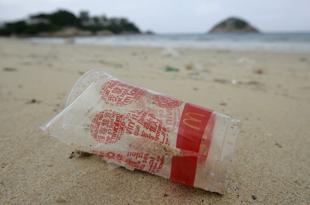 Een Delftse student denkt dat de vervuiling van oceanen door plastic tegen redelijke kosten aangepakt kan worden. Een strandvakantie waar het beloofde hagelwitte strand in werkelijkheid bezaaid lag met plastic - veel toeristen hebben het wel eens meegemaakt. De grote hoeveelheden plastic afval in de oceanen baart veel mensen al tijden zorgen. De 19-jarige Delftse uitvinder Boyan Slat denkt de oplossing gevonden te hebben. Slat kwam in 2012 met een plan voor een installatie om de wereldzeeën te ontdoen van plastic en besteedde ruim een jaar aan een haalbaarheidsstudie.