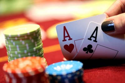 Het Canadese gamingbedrijf Amaya Gaming neemt voor bijna 5 miljard dollar (3,6 miljard euro) het bedrijf achter de grote internationale pokerwebiste Pokerstars over. Dat maakte het bedrijf vrijdag bekend. Pokerstars is 's werelds grootste pokerwebsite met wereldwijd ruim 85 miljoen geregistreerde gebruikers. Het moederbedrijf dat nu door Amaya wordt gekocht, Rational, boekte vorig jaar een omzet van 1,1 miljard dollar, waarop een bedrijfsresultaat van 420 miljoen dollar werd gehaald. De overname moet het makkelijker maken voor Pokerstars om een vergunning te krijgen in de Verenigde Staten. Het bedrijf lag de afgelopen jaren onder vuur doordat het al actief was met gokken op internet voordat dit expliciet was gelegaliseerd in de VS. Daardoor bleef het lastig een vergunning te bemachtigen, ook in staten waar het online gokken inmiddels is toegestaan.