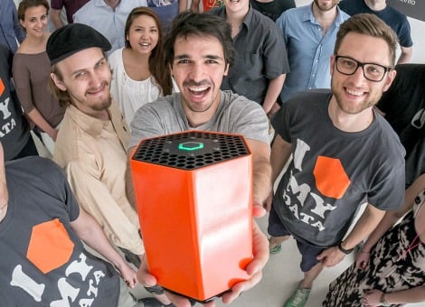 De Hamburgse startup Protonet heeft woensdag in recordtijd 1,5 miljoen euro opgehaald via crowdfunding voor hun privécloud-machine Maya. Het bedrijf speelt in op de angst die bij veel Duitsers leeft dat geheime diensten inbreken op de pc. Protonet ontwikkelt de 'simpelste cloudserver ter wereld' zodat kleine bedrijfjes en particulieren hun data veilig achter slot en grendel kunnen houden. Je stalt je documenten niet meer op de servers van bijvoorbeeld Google en Microsoft, maar op een eigen afgeschermde server. De Hamburgse startup gaf woensdag om 12.00 uur het startsein voor de crowdfundingcampagne om geld in te zamelen voor hun cloudserver Maya. Precies 10 uur en 8 minuten later was 1,5 miljoen euro opgehaald. Het is daarmee één van de meest succesvolle campagnes in Duitsland ooit. Met het geld willen de Hamburgers de productie van hun apparaat financieren. Edward Snowden De introductie van Maya komt op een moment dat veel mensen in Duitsland bezig zijn met de bescherming van persoons- en bedrijfsgegevens. Het heeft alles te maken met de informatie die werd gelekt door voormalig CIA-medewerker Edward Snowden over hoe geheime diensten overal ter wereld data verzamelen. In Duitsland ligt dit extra gevoelig omdat de DDR-regering vroeger op grote schaal de eigen burgers afluisterden. De Duitse regering begint deze week een onderzoek naar het NSA-afluisterschandaal. Tweede inzamelactie In 2012 hield de startup van oprichter Ali Jelveh ook al een succesvolle inzamelactie. Toen werd binnen 48 minuten 200.000 euro opgehaald wat werd gestoken in de ontwikkeling van Maya en uitbreiding van het team. De campagne van gisteren op Seedmatch.de brak zelfs snelheidsrecords van populaire Kickstarter-projecten als Pebble, KANO en Oculus VR. In totaal steken 1.046 mensen geld in het product. "We gaan helemaal uit ons dak", schrijft Jelveh op de website, waar hij iedereen voor het vertrouwen bedankt. "Met dit geld kunnen we onze visie daadwerkelijk uitvoeren en onze investeerders laten meedelen in ons succes." ‘Simpelste server ter wereld’ Met de opbrengst stoomt Protonet ‘de simpelste server ter wereld’ klaar voor productie. Maya is een cloudserver die is bedoeld voor kleine bedrijven en particulieren om hun data veilig op te slaan, zonder dat anderen er bij kunnen. De server heeft een capaciteit van 1 TB en wordt geleverd met het besturingssysteem SOUL. Protonet wil nog dit najaar de eerste 200 investeerders van een Maya of de uitgebreidere versie ‘Carla/Carlita’ voorzien. Protonet werd in 2012 opgericht door de jonge ict-specialisten Ali Jelveh en Christopher Blum. Ze hebben in totaal 4 jaar gewerkt aan de ‘simpelste server ter wereld’. Het is een doos waarmee gebruikers versleuteld over het internet surfen, met een eigen sociaal netwerk dat niet de server van Facebook gebruikt. Ook heeft het een eigen onafhankelijke opslagplek voor documenten, afbeeldingen en databanken. Het inmiddels 25-koppige team ontwikkelde het besturingssysteem SOUL en biedt straks servers aan met verschillende opslagmogelijkheden. Bertus Bouwman is chef redactie van Duitslandnieuws.nl, de site met dagelijkse duiding van Duits nieuws voor Nederland. Blijf op de hoogte van politiek en economisch nieuws uit Duitsland. Schrijf je in voor de nieuwsbrief van Duitslandnieuws. Lees ook op Duitslandnieuws 7 redenen waarom Berlijn het nieuwe vliegveld maar niet af krijgt Zelfs in autoland Duitsland wint de fiets terrein