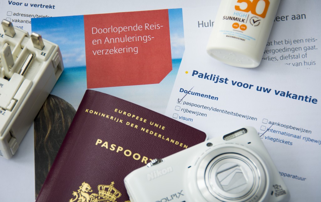 Nog steeds gaan reizigers zonder reisverzekering op vakantie. Vorig jaar maakten Nederlanders meer dan 17 miljoen buitenlandse vakanties, waarvan 12 procent zonder reisverzekering, blijkt uit het ContinuVakantieOnderzoek (CVO) uitgevoerd door NBTC-NIPO. Alarmcentrales waarschuwen voor grote financiële gevolgen als mensen denken wel via de ziektekostenverzekering gedekt te zijn. Die vergoedt echter alleen de kosten voor behandeling tegen Nederlandse prijzen. In de meeste Noordwest-Europese landen is de prijs voor medische handelingen redelijk gelijk aan die in Nederland, maar in de andere landen kan het verschil flink oplopen.